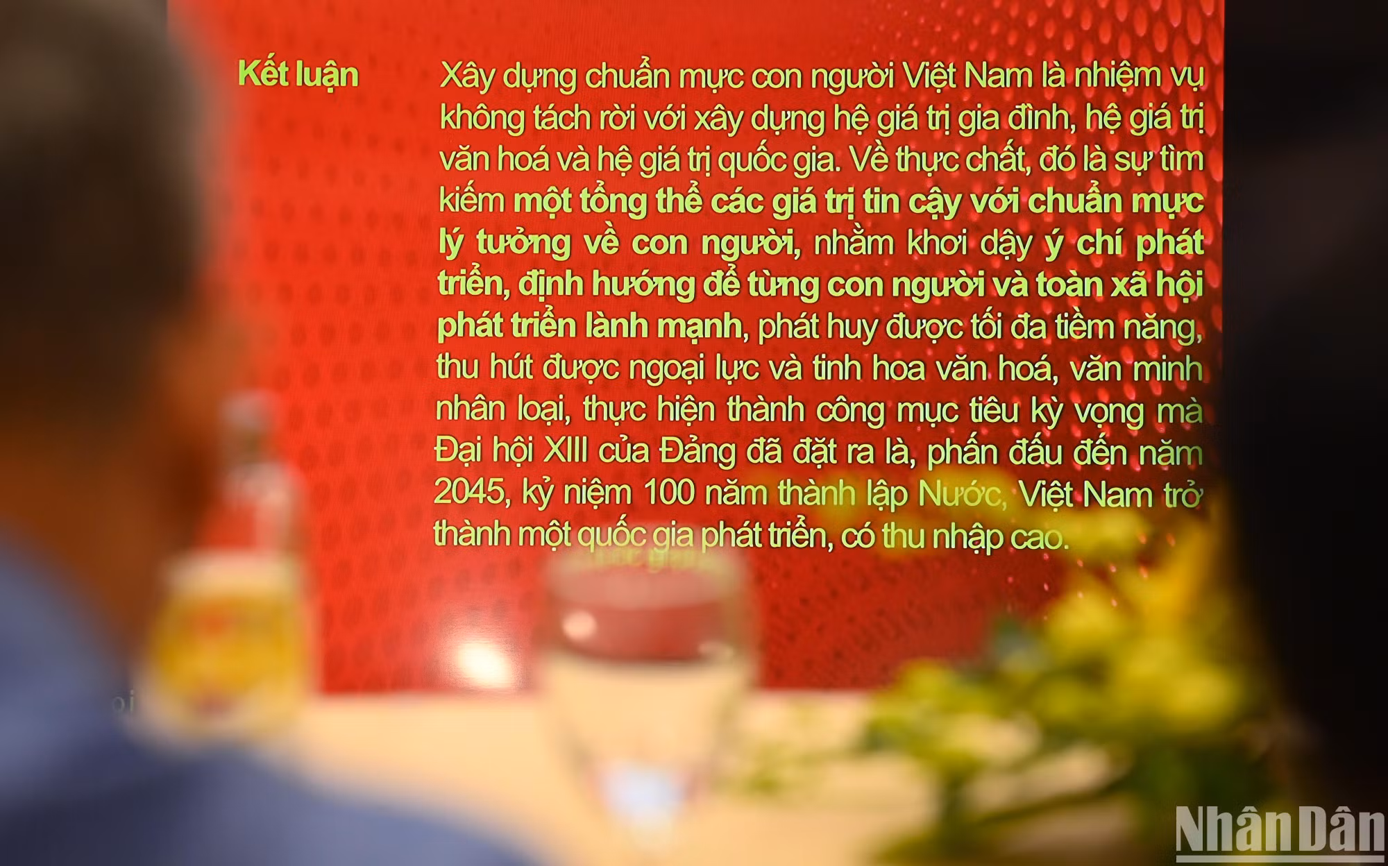 Những bài tham luận được trình chiếu lên màn hình để các địa biểu theo dõi. (Ảnh: THÀNH ĐẠT) Những bài tham luận được trình chiếu lên màn hình để các địa biểu theo dõi. (Ảnh: THÀNH ĐẠT)