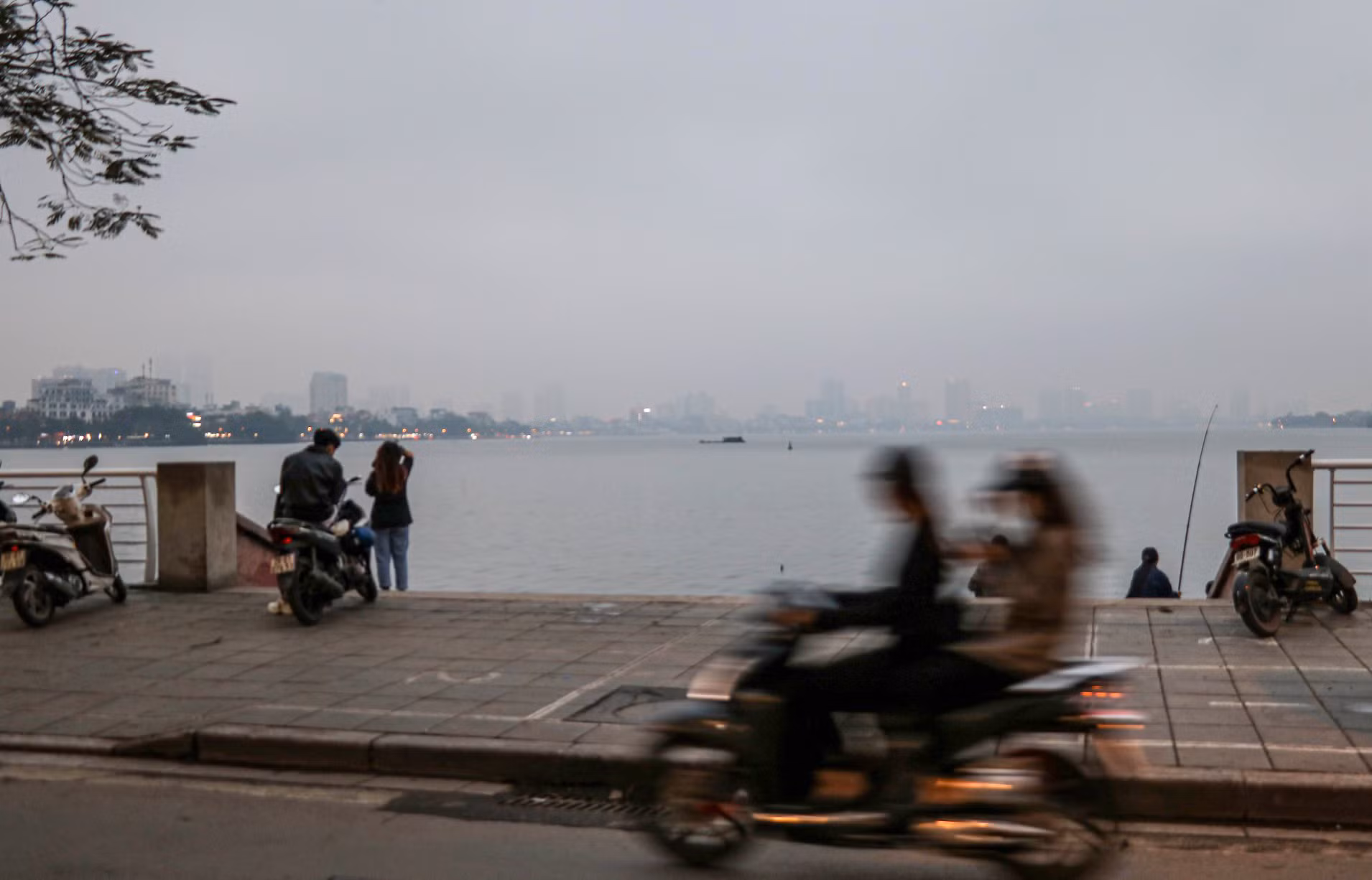 Tại khu vực Hồ Tây (Tây Hồ, Hà Nội) sương mù che khuất những toà nhà ở phía xa. Tại khu vực Hồ Tây (Tây Hồ, Hà Nội) sương mù che khuất những toà nhà ở phía xa.