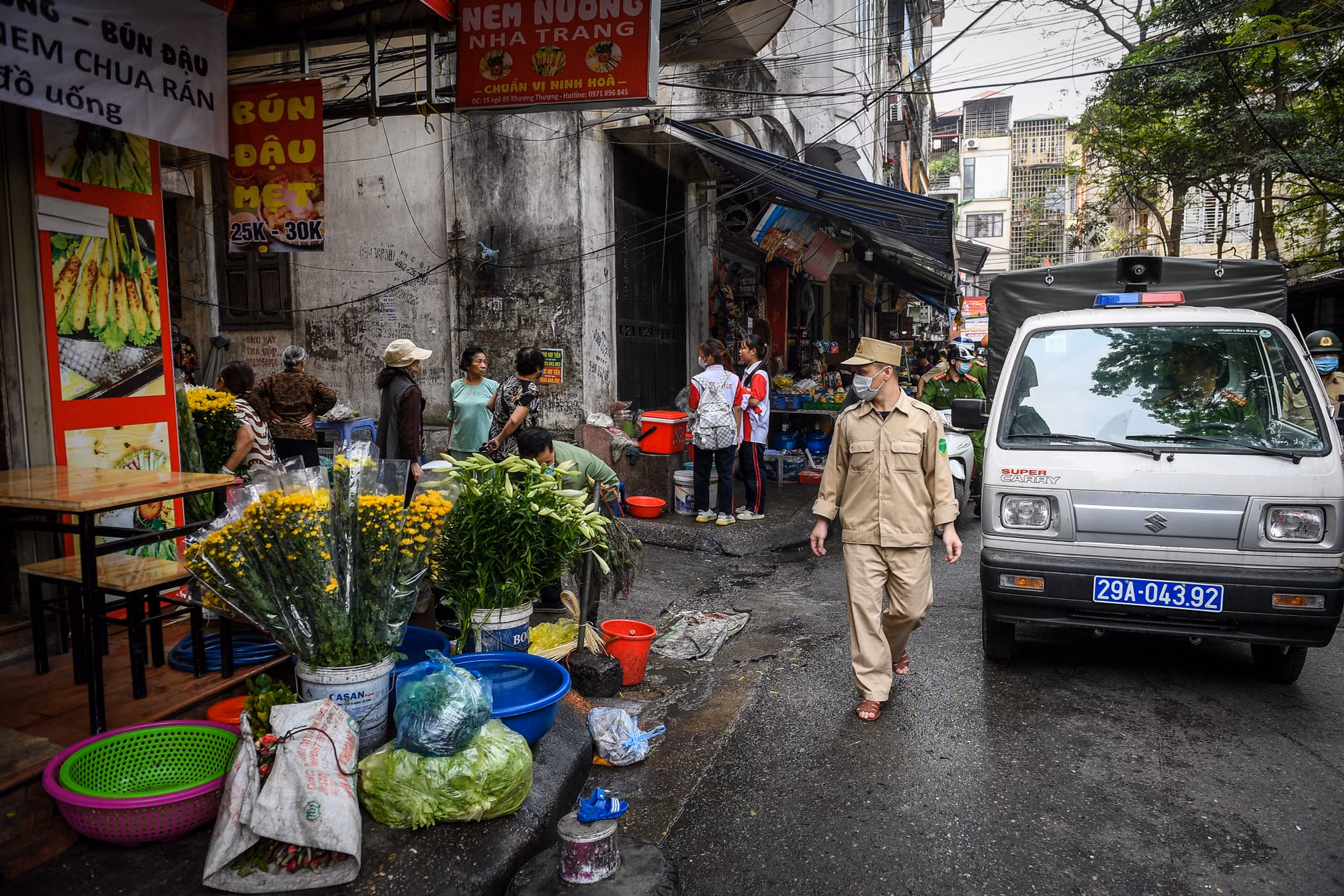 Hoa tươi, xô chậu "tràn" ra vỉa hè. Chỉ khi lực lượng chức năng xuất hiện, các tiểu thương mới vội vã dọn đi.