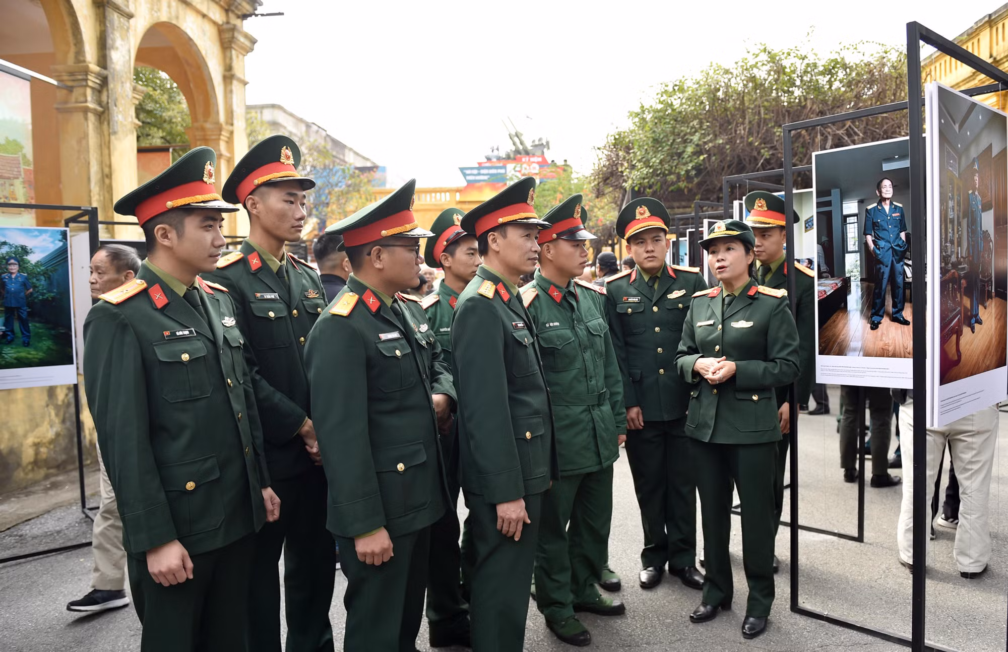 Lực lượng quân nhân đến tham quan triển lãm.