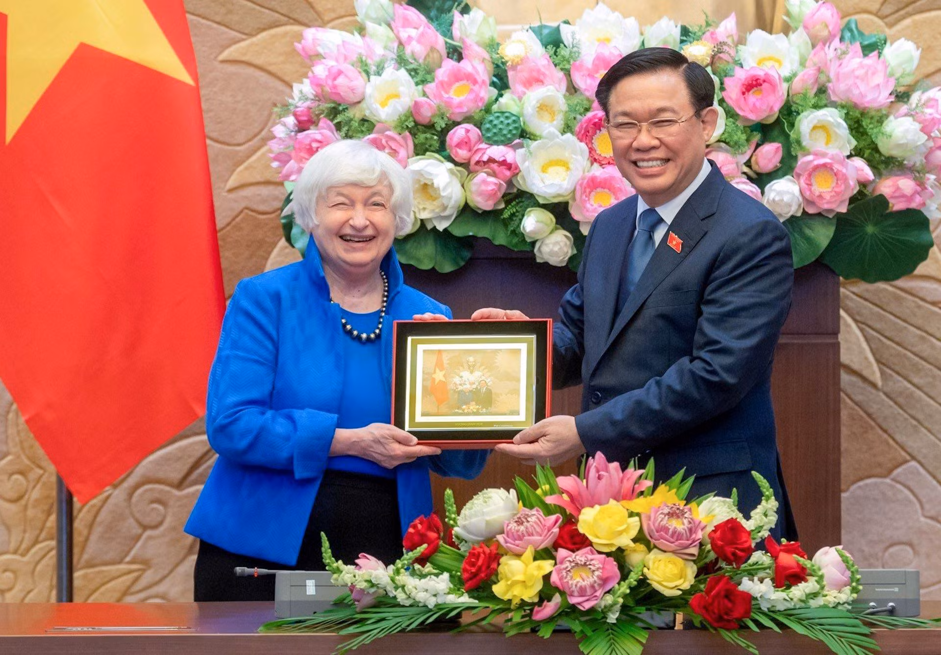 Chủ tịch Quốc hội Vương Đình Huệ tặng quà lưu niệm cho Bộ trưởng Tài chính Hoa Kỳ.