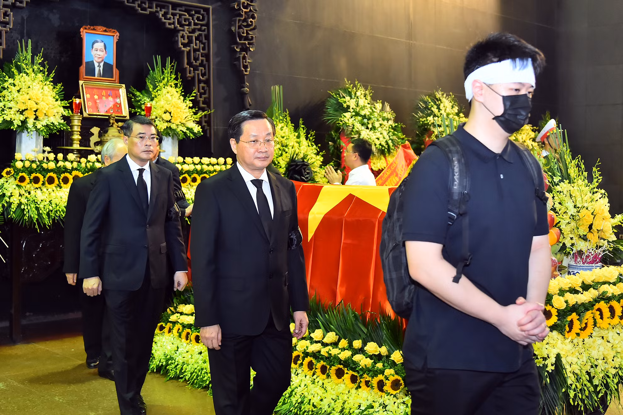 Các đồng chí lãnh đạo, nguyên lãnh đạo Đảng, Nhà nước cùng thân nhân và gia quyến tiễn biệt đồng chí Nguyễn Khánh lần cuối.