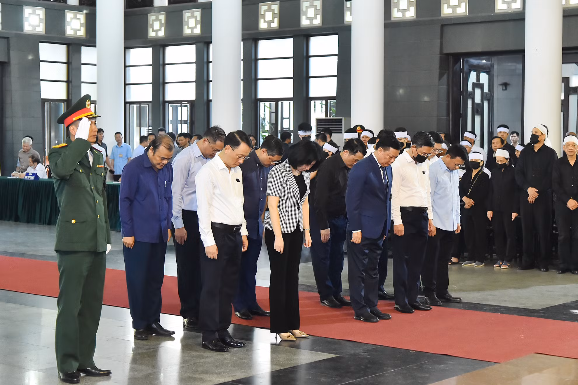 Đoàn Thành ủy, Hội đồng nhân dân, Ủy ban nhân dân, Ủy ban Mặt trận Tổ quốc Việt Nam Thành phố Hà Nội do đồng chí Đinh Tiến Dũng, Ủy viên Bộ Chính trị, Bí thư Thành ủy dẫn đầu vào viếng đồng chí Nguyễn Khánh.