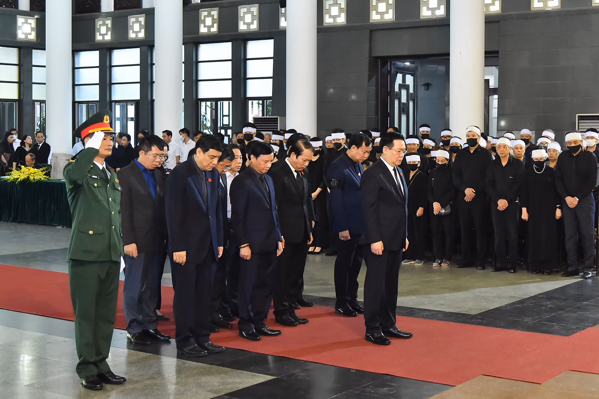 Đoàn Quốc hội nước Cộng hòa xã hội chủ nghĩa Việt Nam do đồng chí Vương Đình Huệ, Ủy viên Bộ Chính trị, Chủ tịch Quốc hội làm Trưởng đoàn vào viếng đồng chí Nguyễn Khánh.