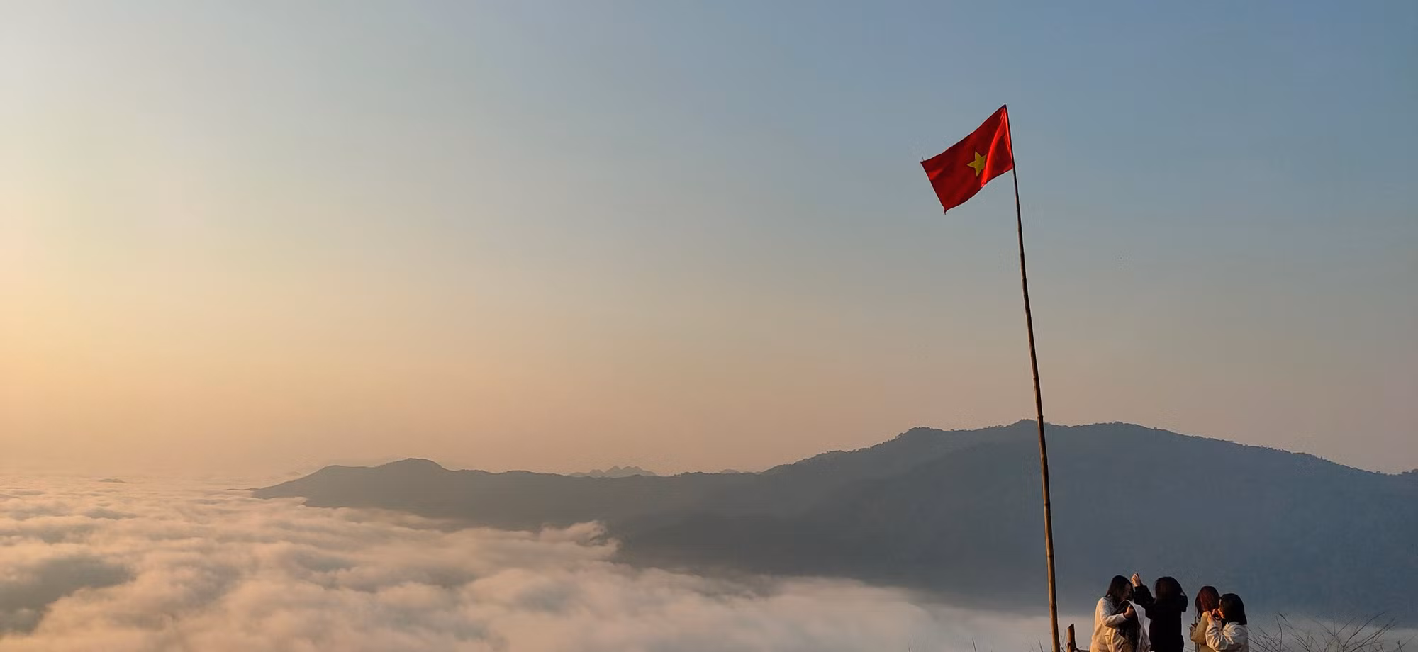 Tại đây còn có các chòi săn mây để thuận tiện cho du khách ngắm cảnh hay lưu lại những khoảnh khắc tuyệt vời với biển mây bồng bềnh giữa núi non hùng vĩ.