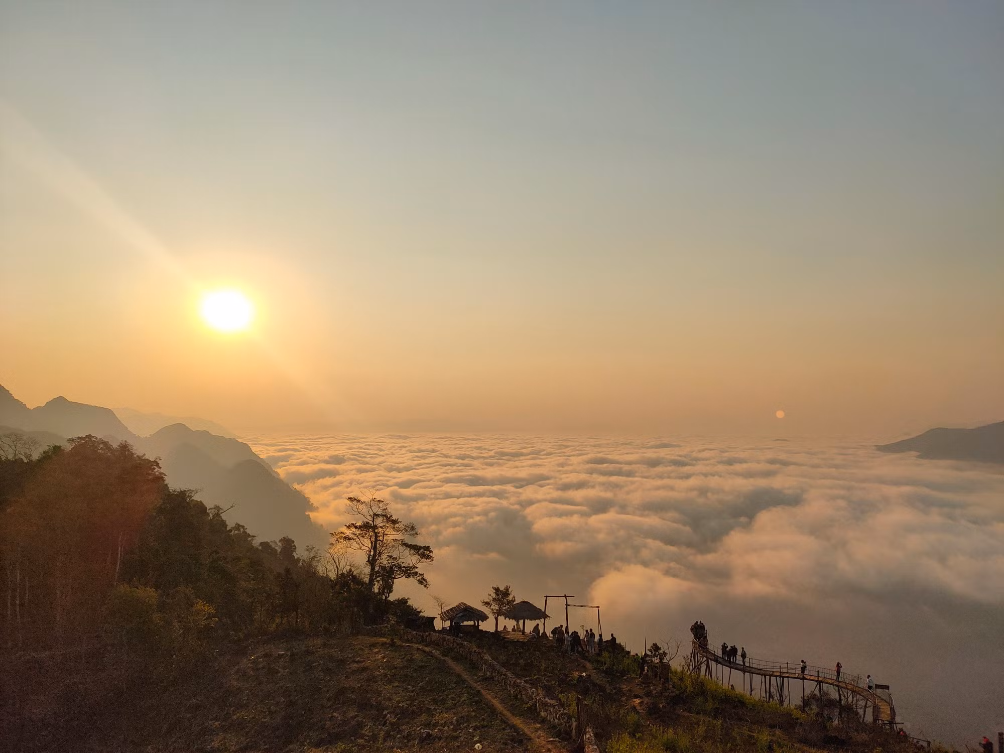 Nếu đón bình minh tại Hang Kia, sẽ thấy khung cảnh ánh mặt trời rọi xuống biển mây tạo màu hồng cam mềm mại rất đẹp. Sau khi mặt trời lên cao, thảm mây chuyển về sắc trắng xốp như kẹo bông, vờn quanh những đỉnh núi nhấp nhô trùng điệp.