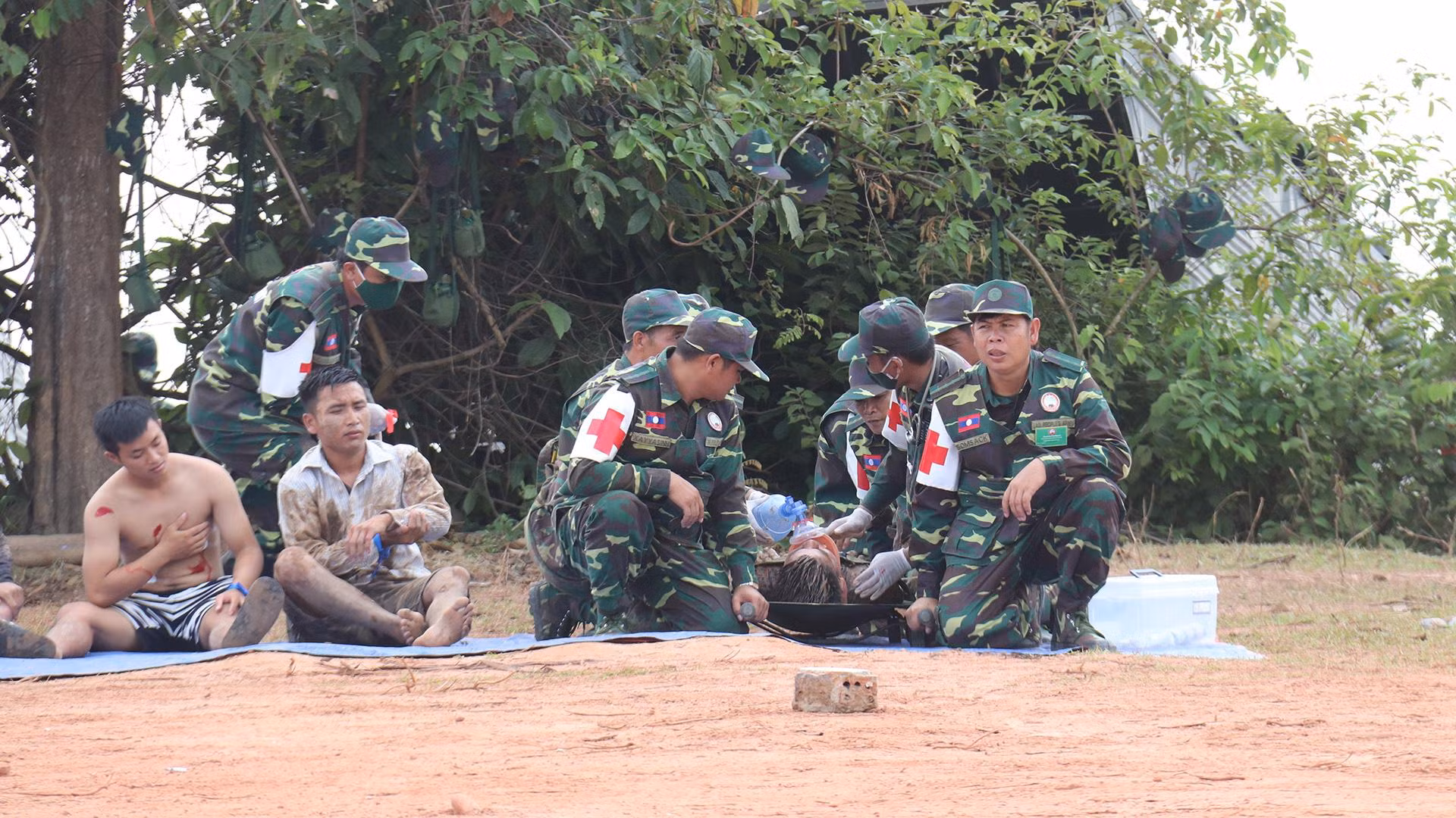 Di dời nạn nhân ra khu vực an toàn.