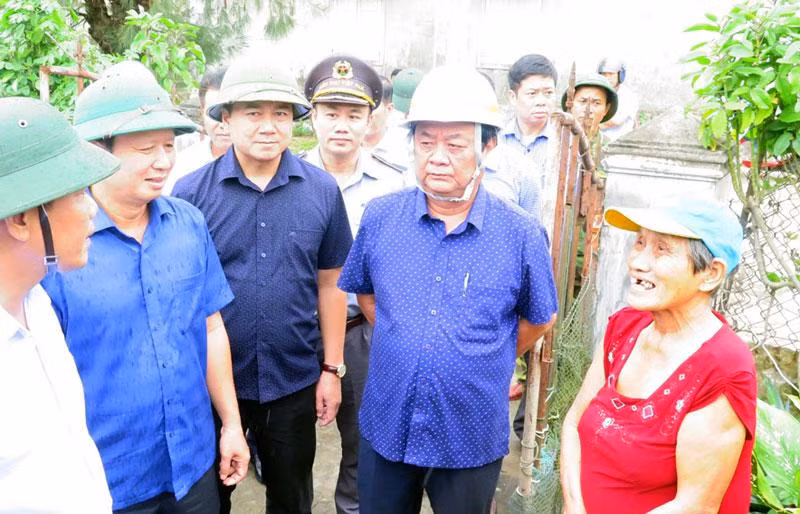 Bộ trưởng Lê Minh Hoan động viên các hộ dân thuộc đối tượng già cả, neo đơn được đưa đến nơi an toàn.
