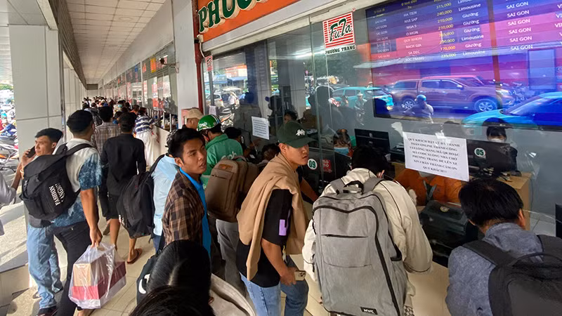 Trong khi đó, tại khu vực Bến xe Miền Tây (quận Bình Tân), dù chưa đến giờ khởi hành, nhiều người đã có mặt tại đây từ sớm để nhận vé xe được đặt trực tuyến và chờ khởi hành.