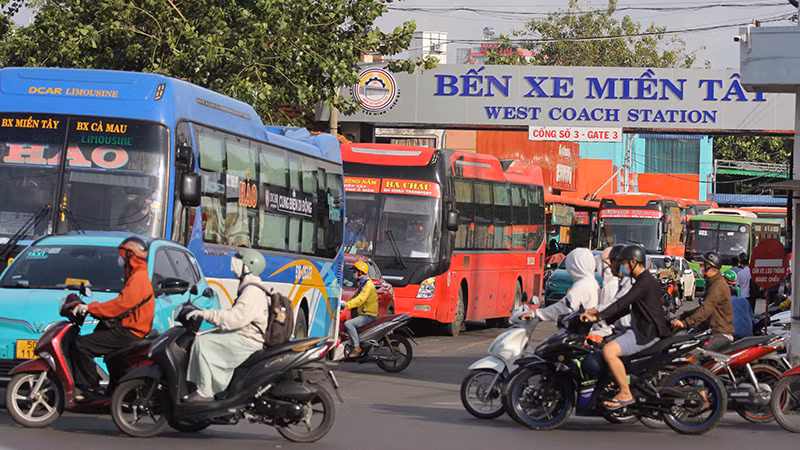 Khu vực trong và ngoài bến xe đông nghịt người kéo hành lý, chờ đợi chuyến xe về thăm quê.