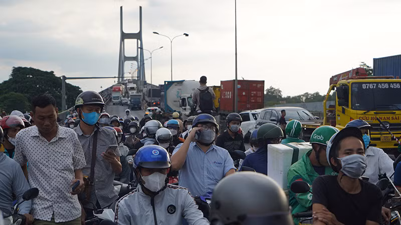 Rất đông người dân phải di chuyển khó khăn sau giờ tan tầm.