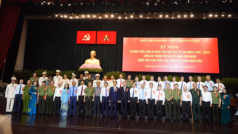 Tổng Bí thư, Chủ tịch nước Tô Lâm chụp ảnh lưu niệm cùng các lãnh đạo, nguyên lãnh đạo Đảng, Nhà nước dự chương trình.
