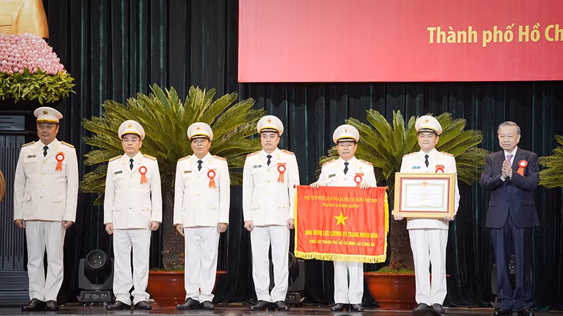 Tổng Bí thư, Chủ tịch nước Tô Lâm chúc mừng Công an Thành phố Hồ Chí Minh được nhận danh hiệu Anh hùng Lực lượng vũ trang nhân dân.
