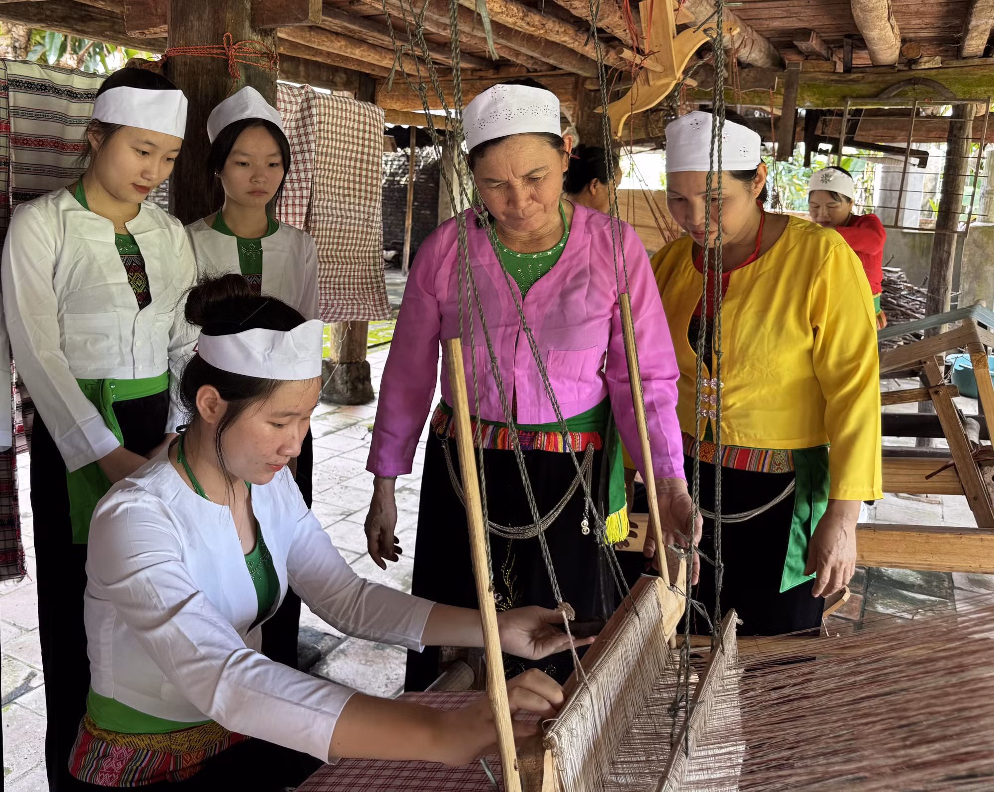 Các em học sinh hào hứng bên khung cửi. Các em học sinh hào hứng bên khung cửi.