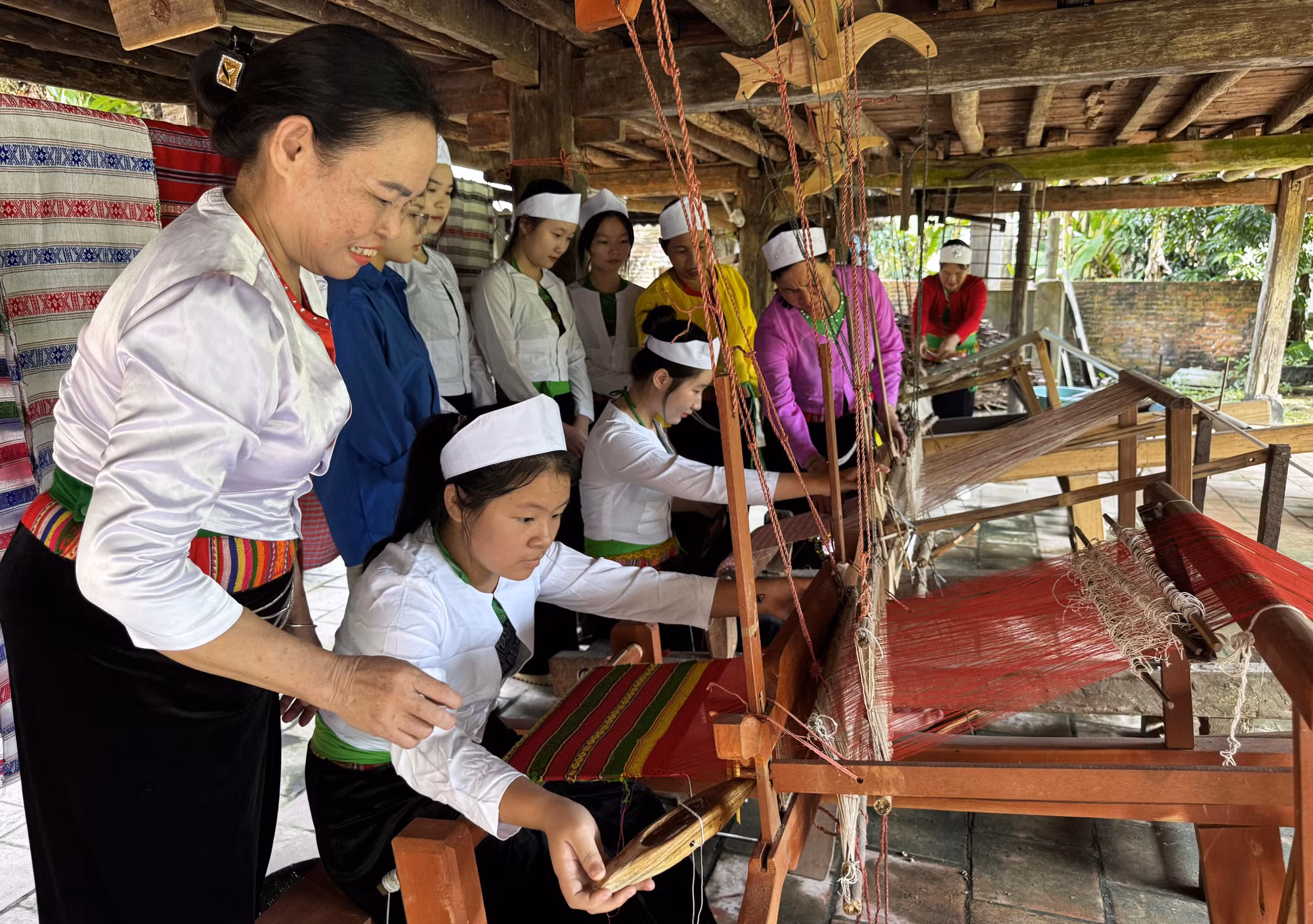 Các nghệ nhân tích cực hướng dẫn các em nhỏ từng đường kim, mũi chỉ. Các nghệ nhân tích cực hướng dẫn các em nhỏ từng đường kim, mũi chỉ.