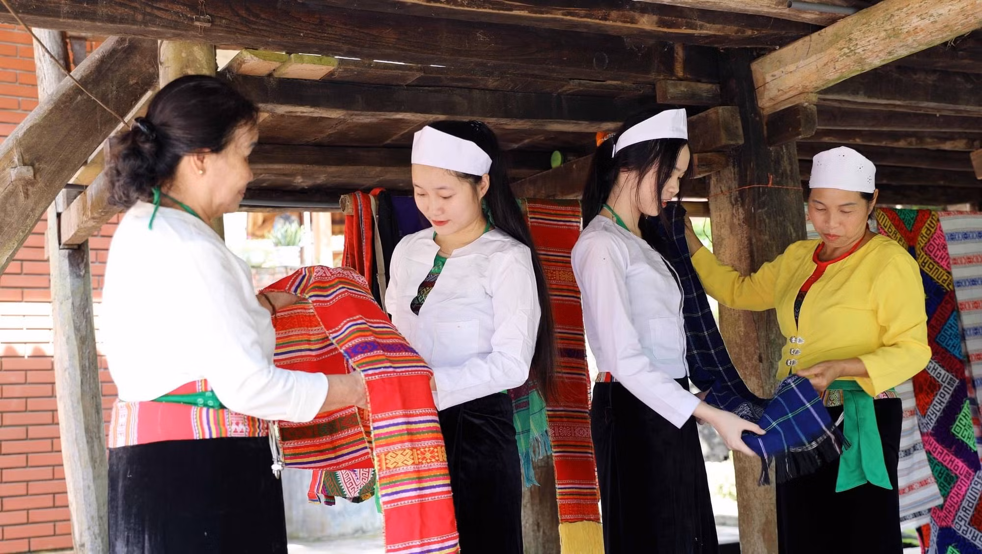 Các sản phẩm thổ cẩm đa dạng về mẫu mã luôn được các nghệ nhân trân trọng. Các sản phẩm thổ cẩm đa dạng về mẫu mã luôn được các nghệ nhân trân trọng.