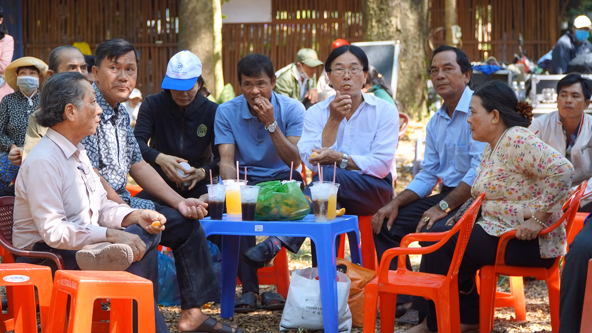 Sau khi tham quan Khu di tích Gò Tháp, người dân ngồi lại với nhau ăn uống, xem văn nghệ. (Ảnh: HỮU NGHĨA)