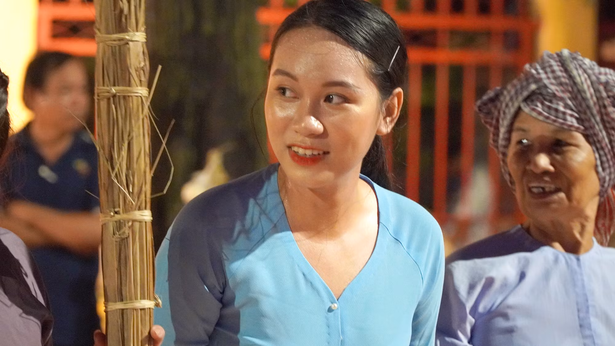 Nữ diễn viên quần chúng tươi cười sau buổi tái hiện. (Ảnh: HỮU NGHĨA)