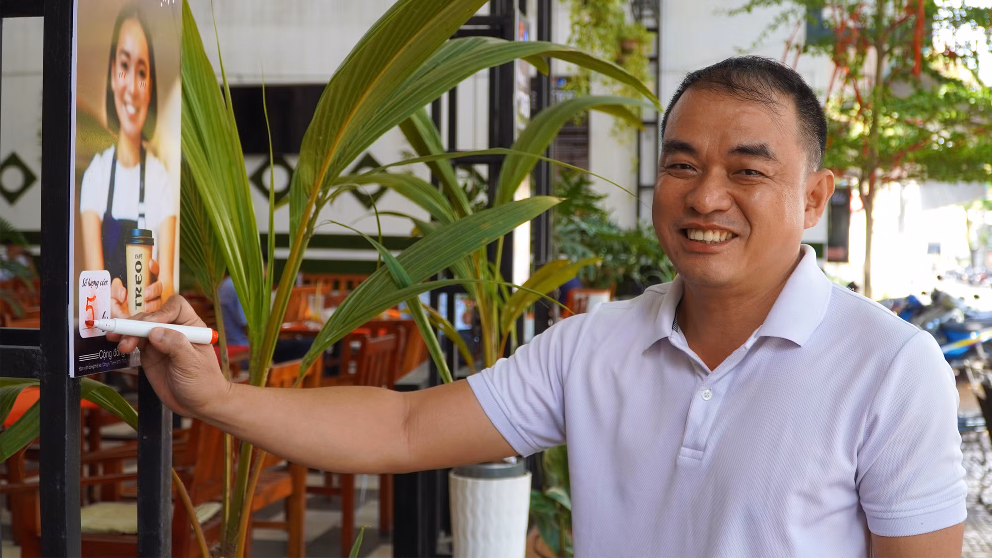 Anh Trương Công Thiện ghi số lượng cà-phê treo trong ngày. Anh Trương Công Thiện ghi số lượng cà-phê treo trong ngày.
