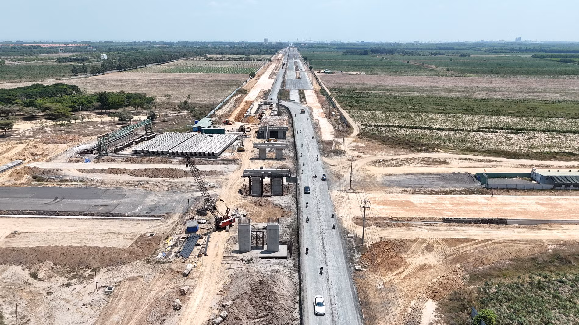 Cách đây 2 ngày, kiểm tra tiến độ dự án đường Vành đai 3-Thành phố Hồ Chí Minh, đoạn qua địa bàn Đồng Nai, Chủ tịch Ủy ban nhân dân tỉnh Đồng Nai Võ Tấn Đức đề nghị các nhà thầu phải tăng cường “làm ngày, làm đêm” để bù đắp lại tiến độ đã bị chậm. Việc đưa vào sử dụng các tuyến đường trên tạo mạng lưới kết nối đồng bộ, thông suốt hệ thống giao thông vào sân bay quốc tế Long Thành cơ bản hoàn thành vào cuối năm nay và đưa vào khai thác năm 2026.