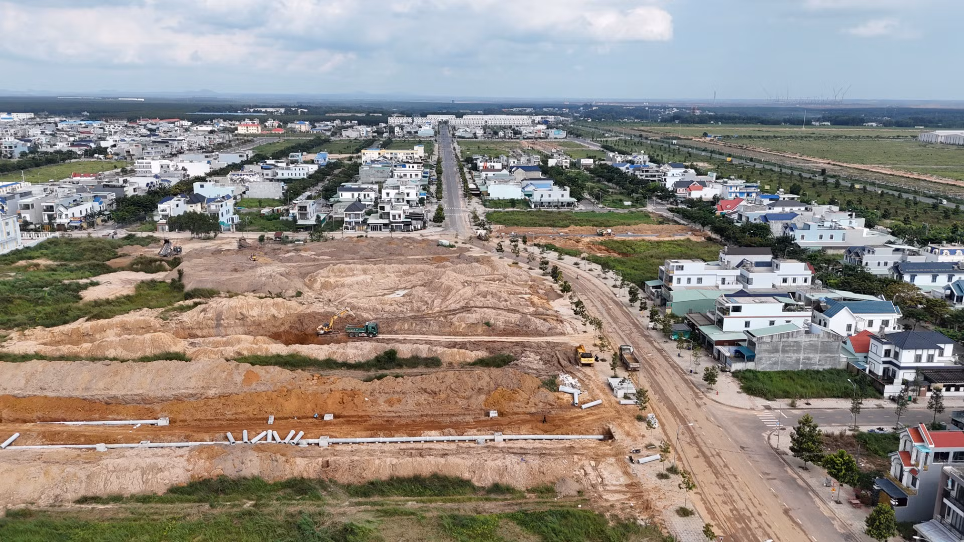 Đơn vị thi công tiếp tục hoàn thiện hạ tầng trong Khu tái định cư Lộc An-Bình Sơn. Đơn vị thi công tiếp tục hoàn thiện hạ tầng trong Khu tái định cư Lộc An-Bình Sơn.