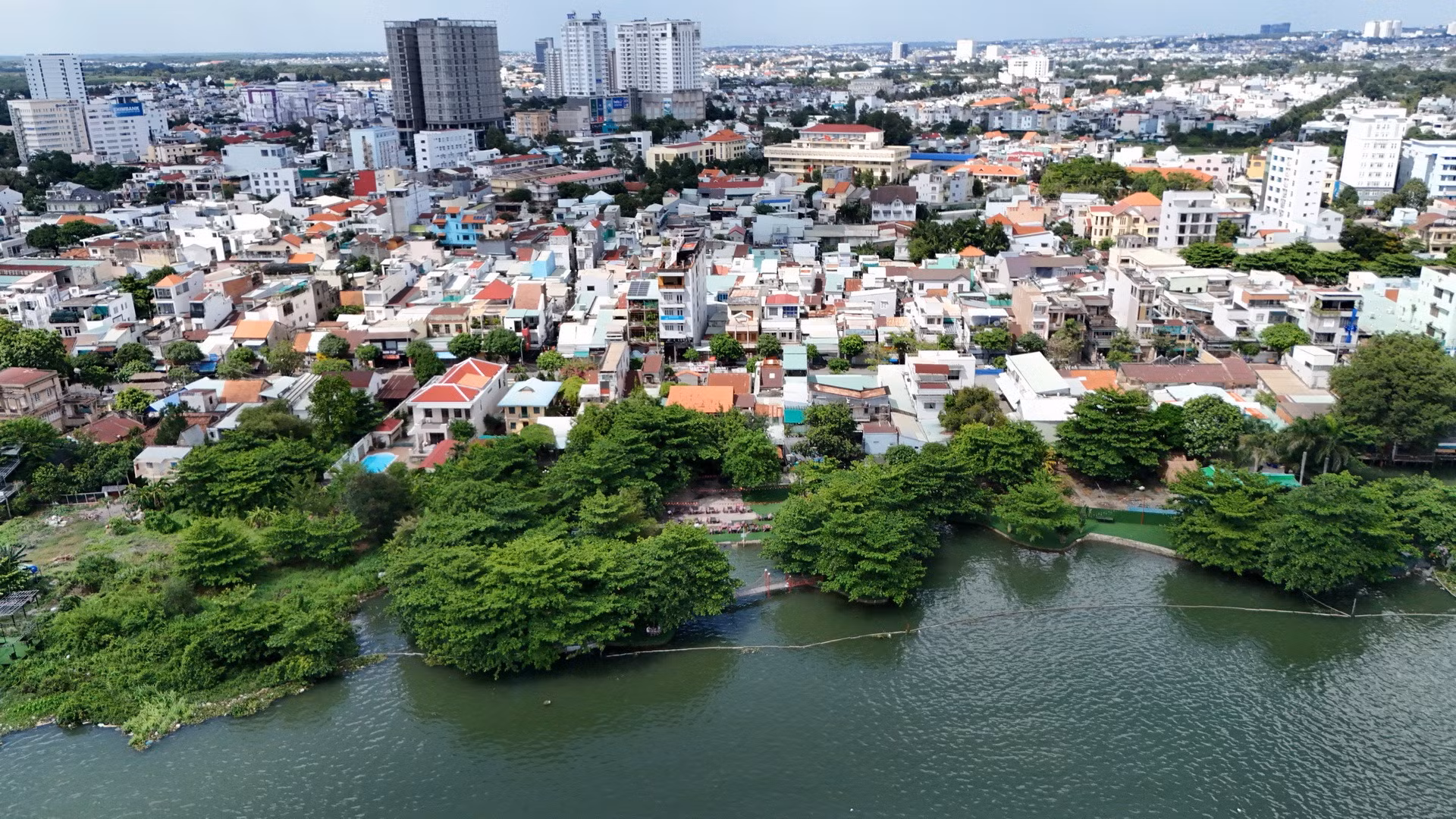 Sau hơn 10 năm kể từ khi tạm dừng, đến nay chưa định xong số phận Dự án cải tạo cảnh quan và phát triển đô thị ven sông Đồng Nai. Sau hơn 10 năm kể từ khi tạm dừng, đến nay chưa định xong số phận Dự án cải tạo cảnh quan và phát triển đô thị ven sông Đồng Nai.
