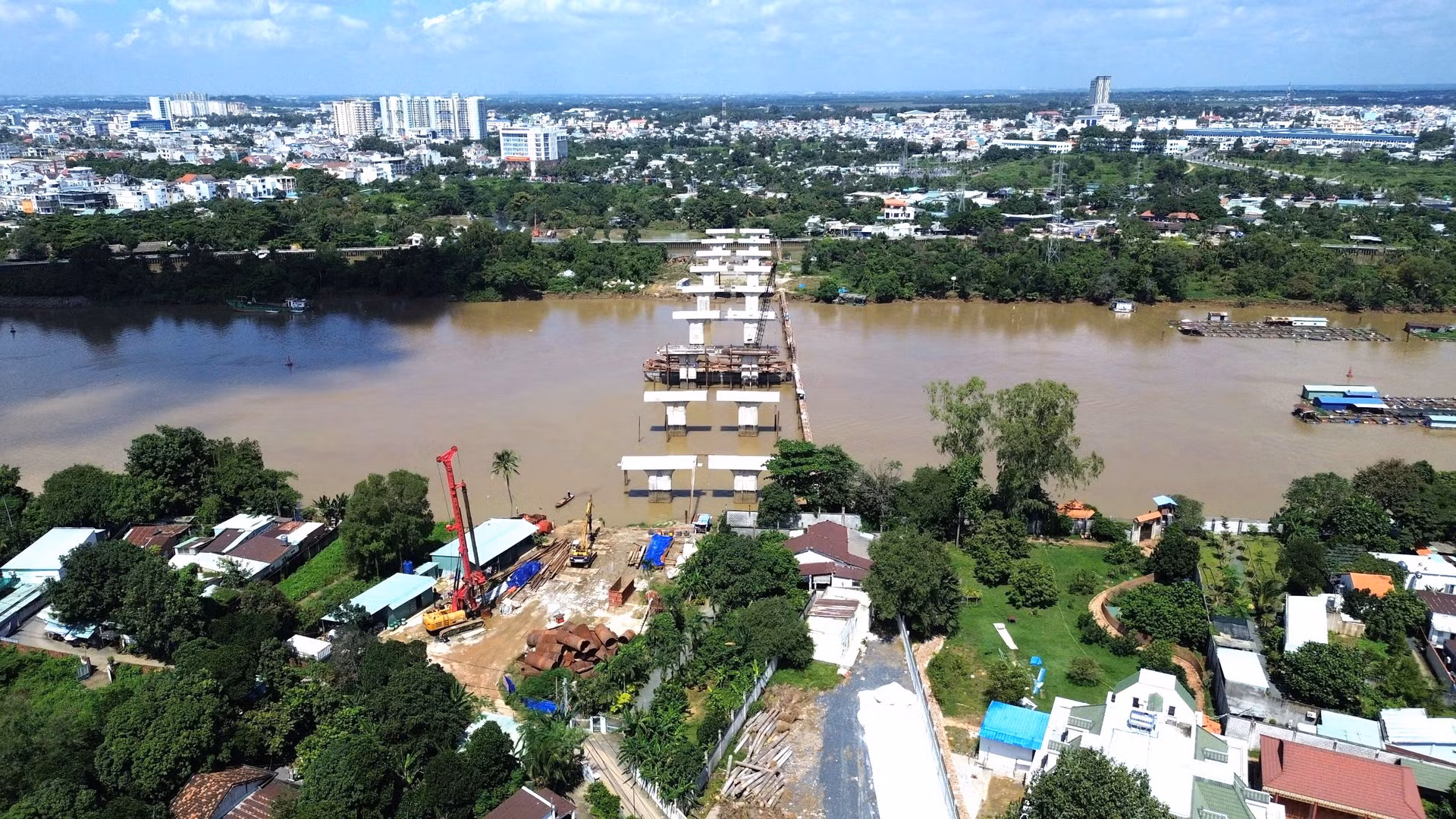 Dự án cầu Thống Nhất và đường trục trung tâm thành phố Biên Hòa đang được xây dựng, khi hoàn thành sẽ kết nối, thúc đẩy sự phát triển của cù lao Hiệp Hòa.