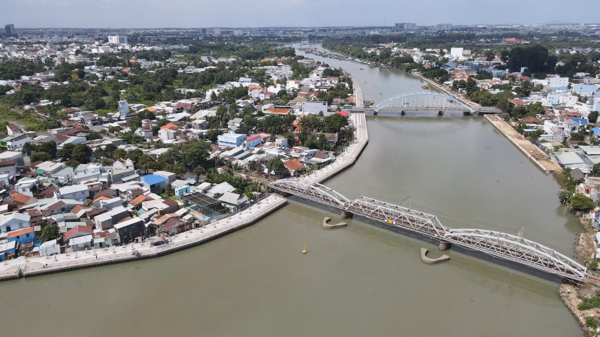 Công trình bờ kè chống sạt lở sông Đồng Nai, đoạn qua thành phố Biên Hòa, đi qua cầu Rạch Cát (cầu đường sắt hơn 100 năm tuổi) và cầu Hiệp Hòa.