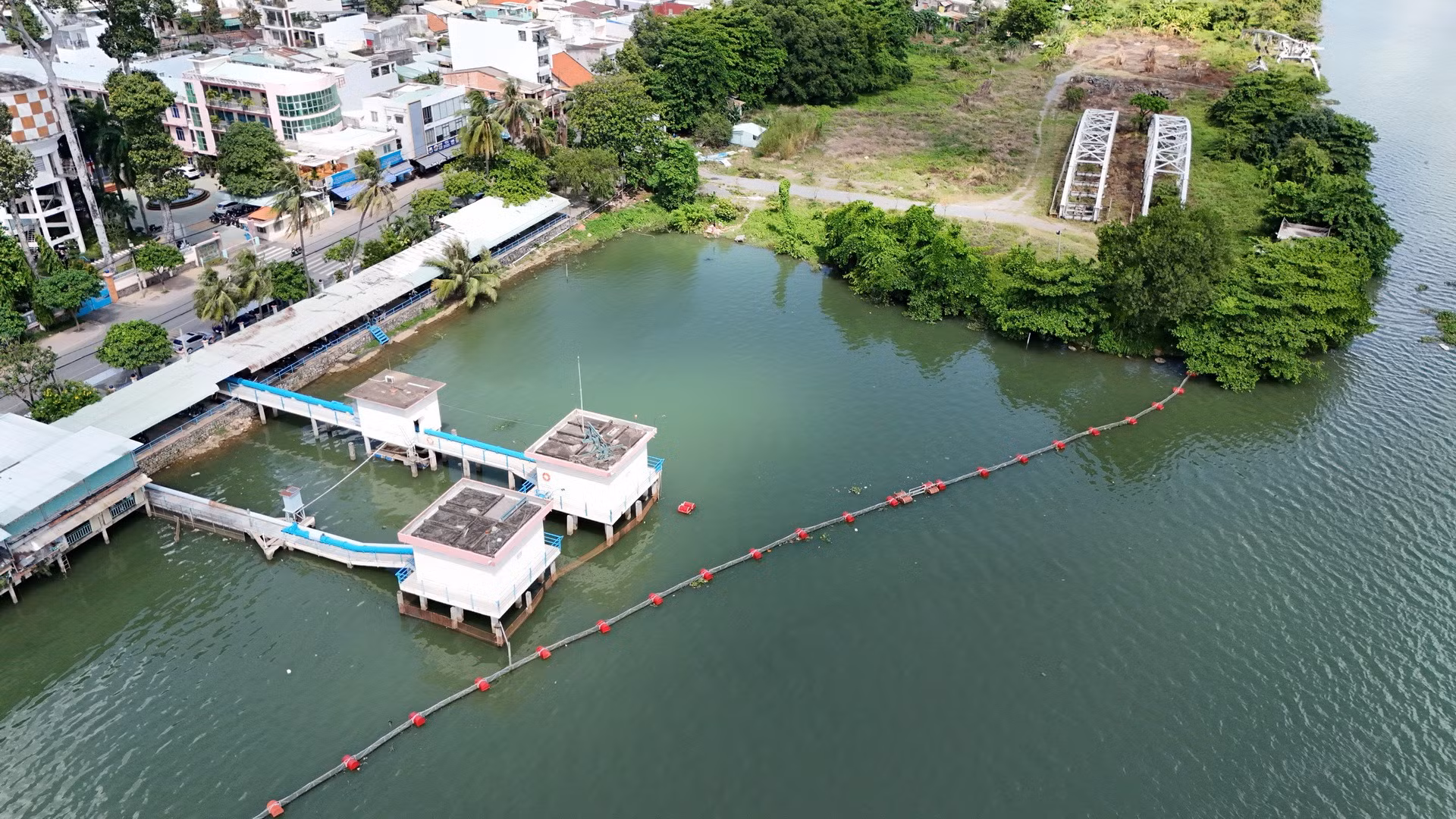 Khu vực lấn sông ngay sát điểm lấy nước của Nhà máy nước, Công ty cổ phần cấp nước Đồng Nai, cung cấp nước sinh hoạt cho hàng trăm nghìn người dân thành phố Biên Hòa. Khu vực lấn sông ngay sát điểm lấy nước của Nhà máy nước, Công ty cổ phần cấp nước Đồng Nai, cung cấp nước sinh hoạt cho hàng trăm nghìn người dân thành phố Biên Hòa.