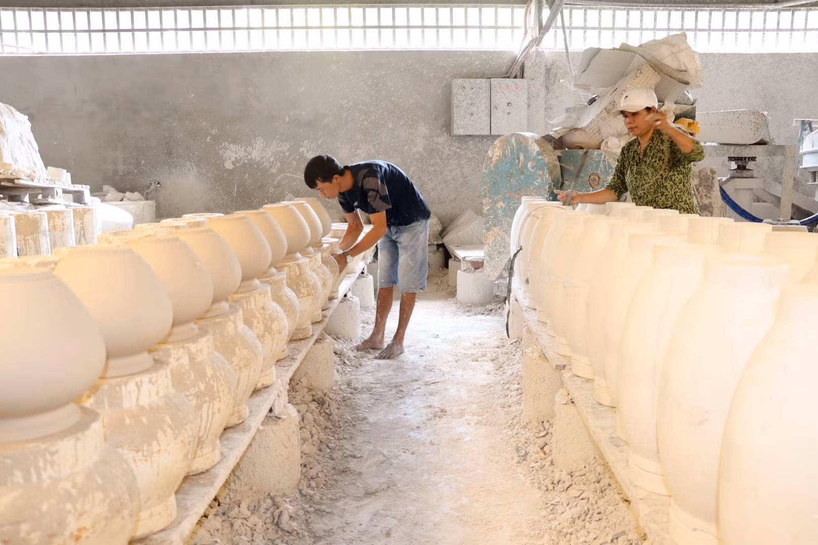 Số lao động làm gốm tại các cơ sở ở Biên Hòa ngày càng ít do thu nhập không cao, trong khi đòi hỏi kỹ năng nghề cao. Số lao động làm gốm tại các cơ sở ở Biên Hòa ngày càng ít do thu nhập không cao, trong khi đòi hỏi kỹ năng nghề cao.