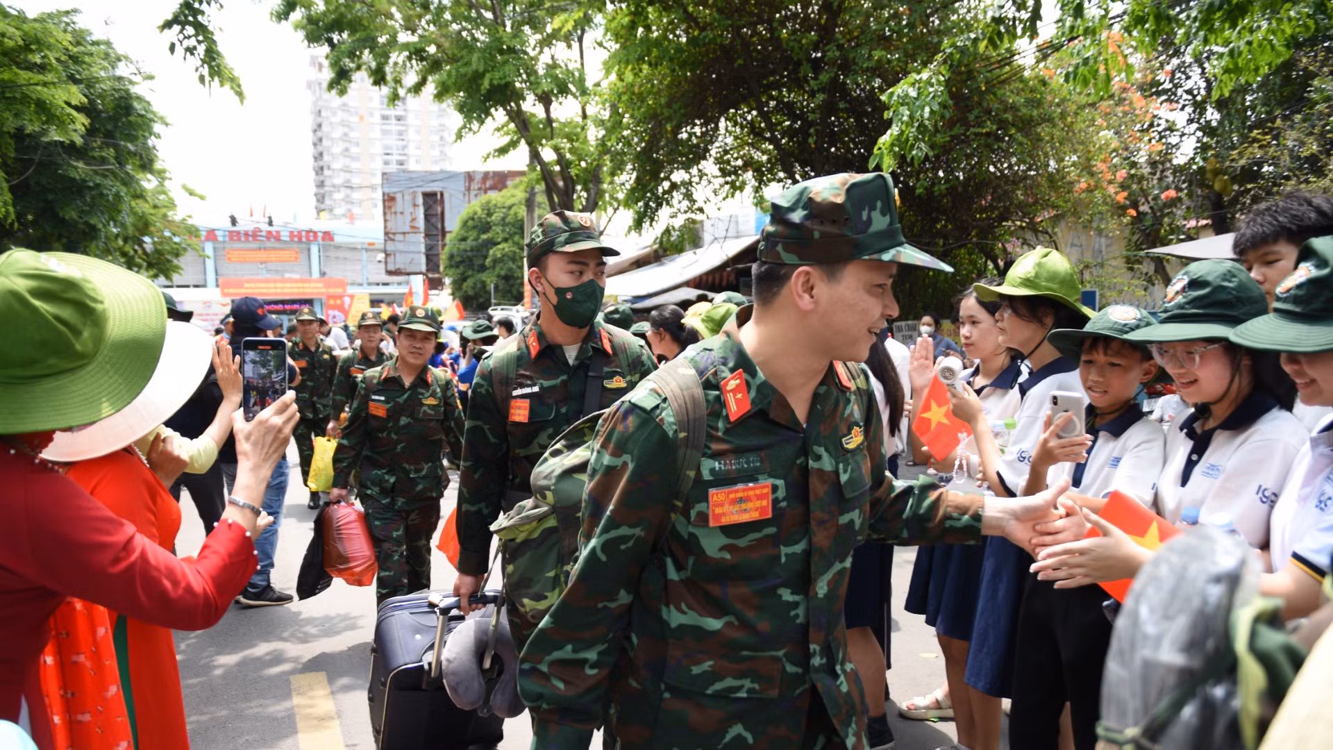 Học sinh và người dân tỉnh Đồng Nai nồng nhiệt đón tiếp lực lượng tham gia diễu binh, diễu hành.