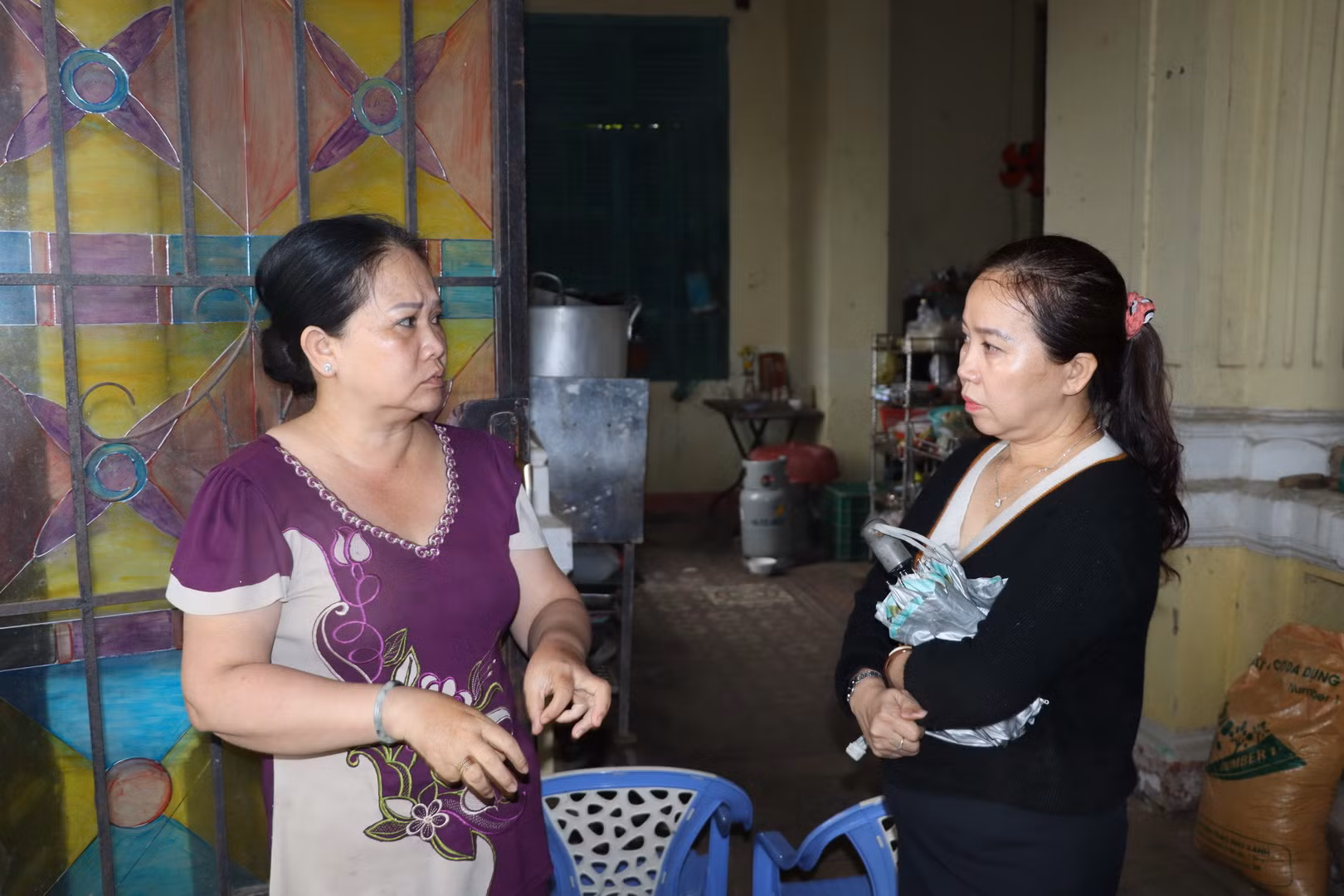 Bà Đặng Thị Linh Phương (bên trái), người sống trong ngôi biệt thự cho biết, chuyển vào sinh sống từ năm 1978 đến nay, ngôi nhà do ông cố mình xây dựng.