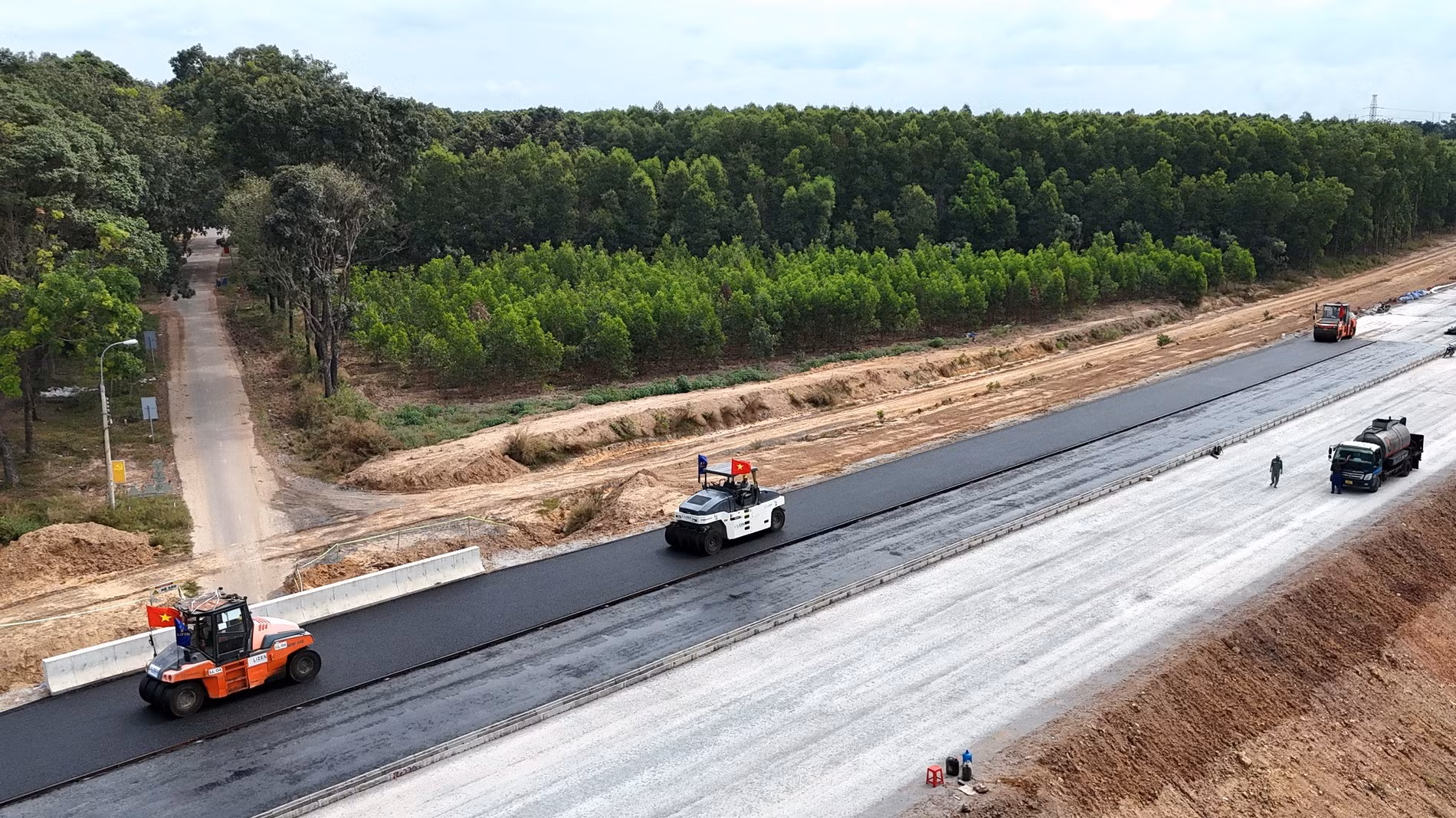 Nhiều máy móc được huy động để trải thảm bê-tông nhựa cao tốc Biên Hòa-Vũng Tàu, đoạn qua địa bàn Đồng Nai.