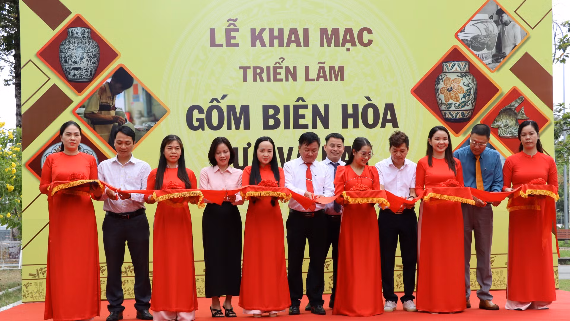 Các đại biểu cắt băng khai mạc triển lãm gốm Biên Hòa xưa và nay.