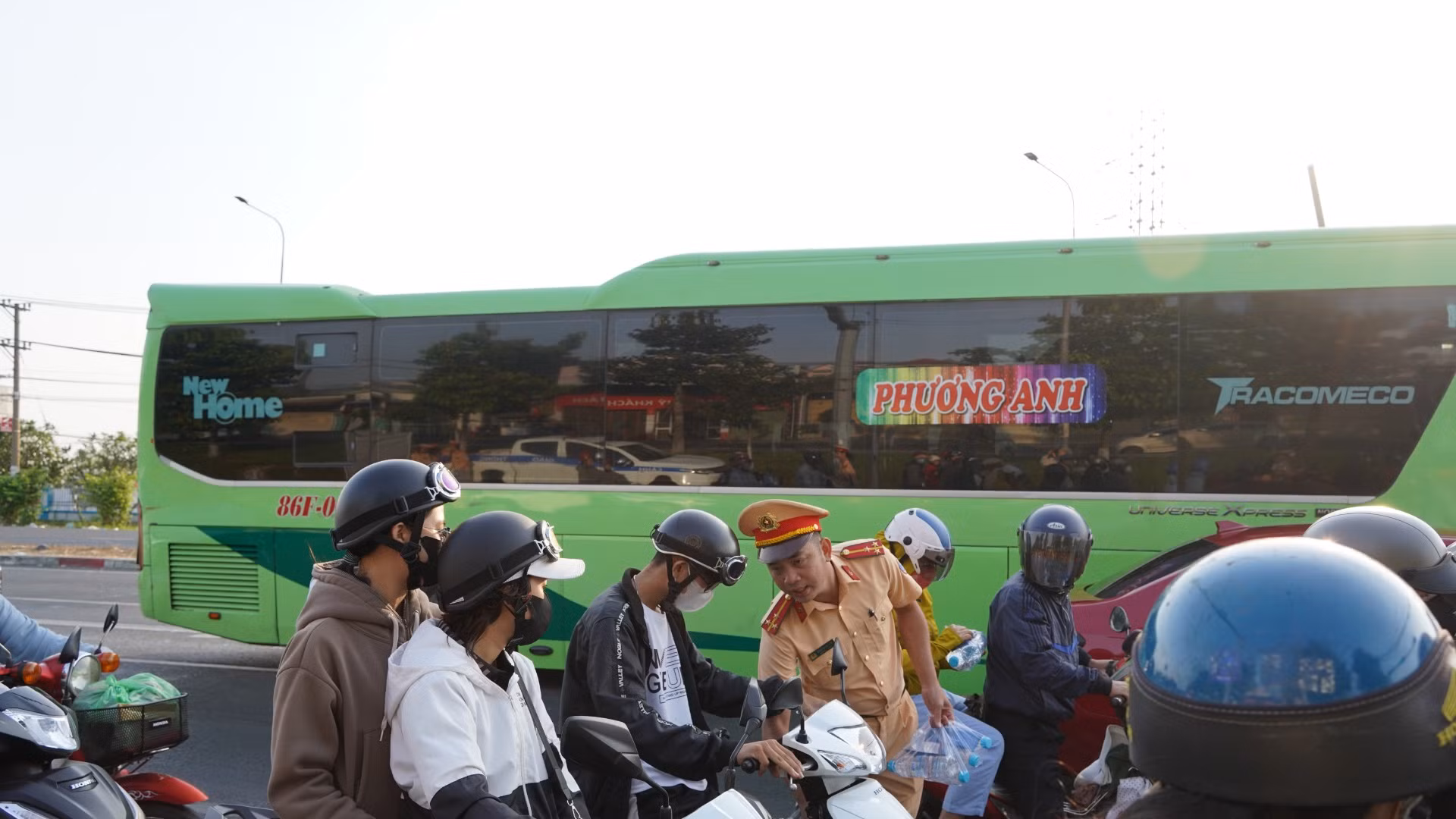 Dòng người đi xe máy trở lại làm việc sau đợt nghỉ Tết qua các tuyến quốc lộ ở Đồng Nai tăng cao trong ngày 2/2. Dòng người đi xe máy trở lại làm việc sau đợt nghỉ Tết qua các tuyến quốc lộ ở Đồng Nai tăng cao trong ngày 2/2.