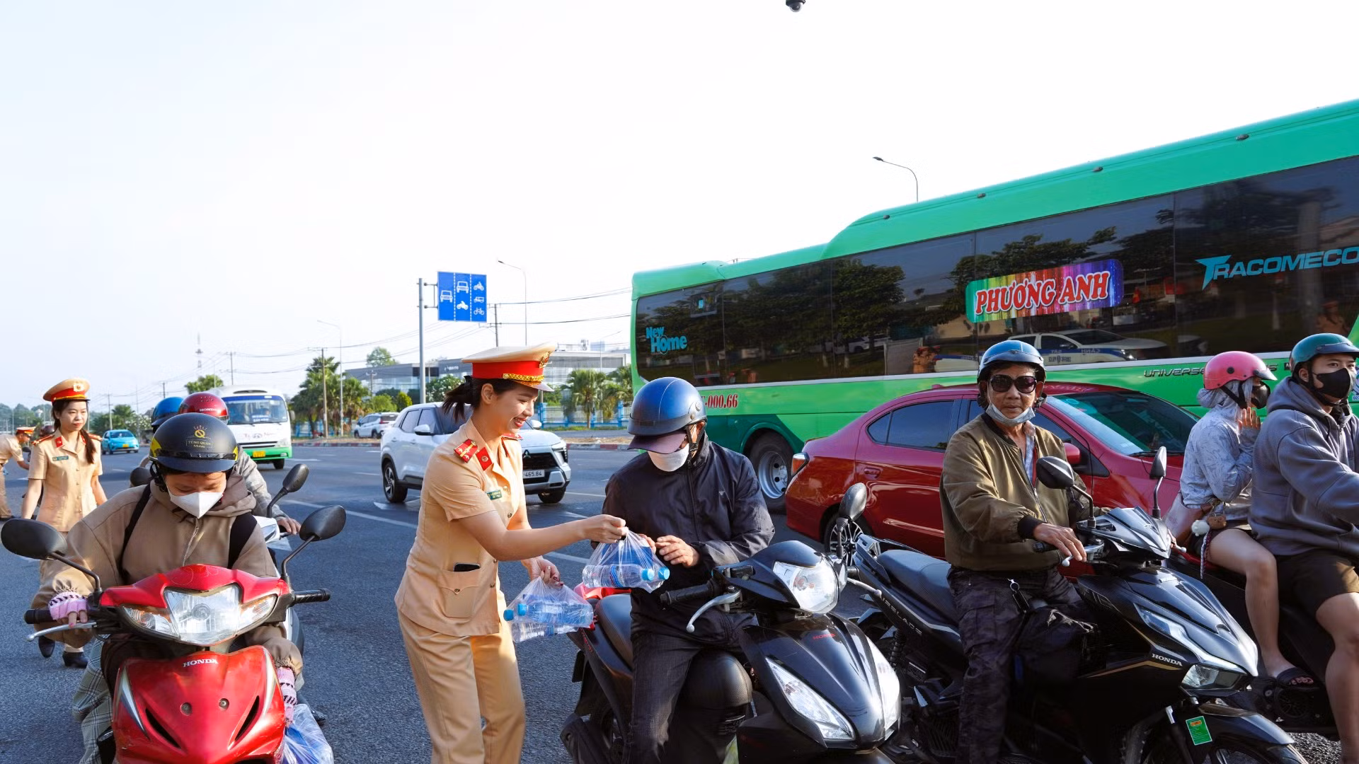 Nhiều người đi đường bất ngờ khi được các nữ Cảnh sát giao thông phát nước suối, khăn lạnh. Nhiều người đi đường bất ngờ khi được các nữ Cảnh sát giao thông phát nước suối, khăn lạnh.