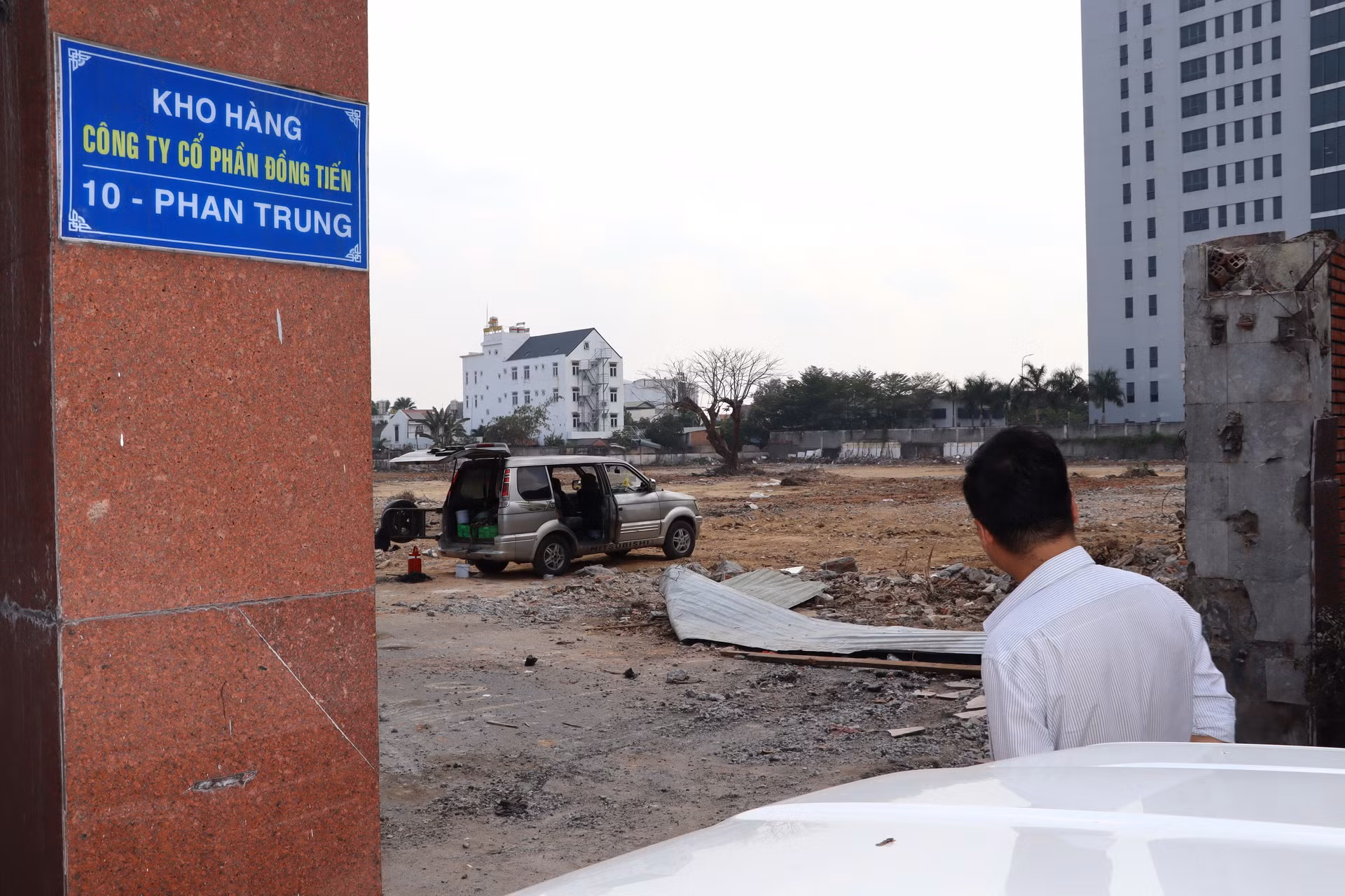Khu đất trước đây của Công ty cổ phần Đồng Tiến nằm ở mặt tiền đường Phan Trung (còn gọi là Đường 5 cũ) hiện nay đã được dọn dẹp mặt bằng. Trong ngày 18/4, công nhân ngành điện tiến hành tháo dỡ trạm biến áp khỏi khu đất trên để hoàn tất việc di dời.