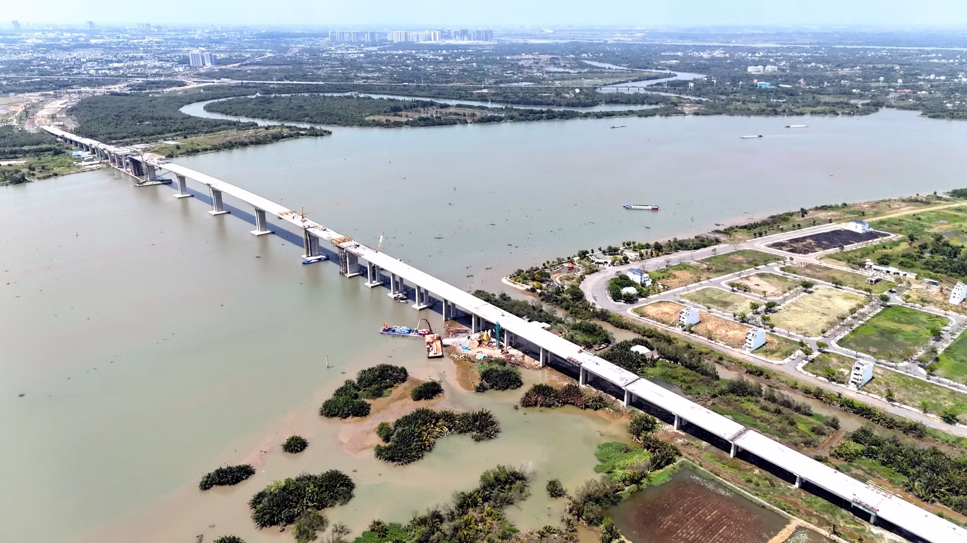 Cầu Nhơn Trạch trên tuyến đường Vành đai 3-Thành phố Hồ Chí Minh kết nối huyện Nhơn Trạch (tỉnh Đồng Nai) và thành phố Thủ Đức (Thành phố Hồ Chí Minh).