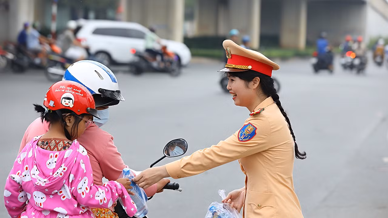 Hành động của cán bộ, chiến sĩ Cảnh sát giao thông Công an tỉnh Đồng Nai để lại ấn tượng đẹp trong lòng người dân. Hành động của cán bộ, chiến sĩ Cảnh sát giao thông Công an tỉnh Đồng Nai để lại ấn tượng đẹp trong lòng người dân.