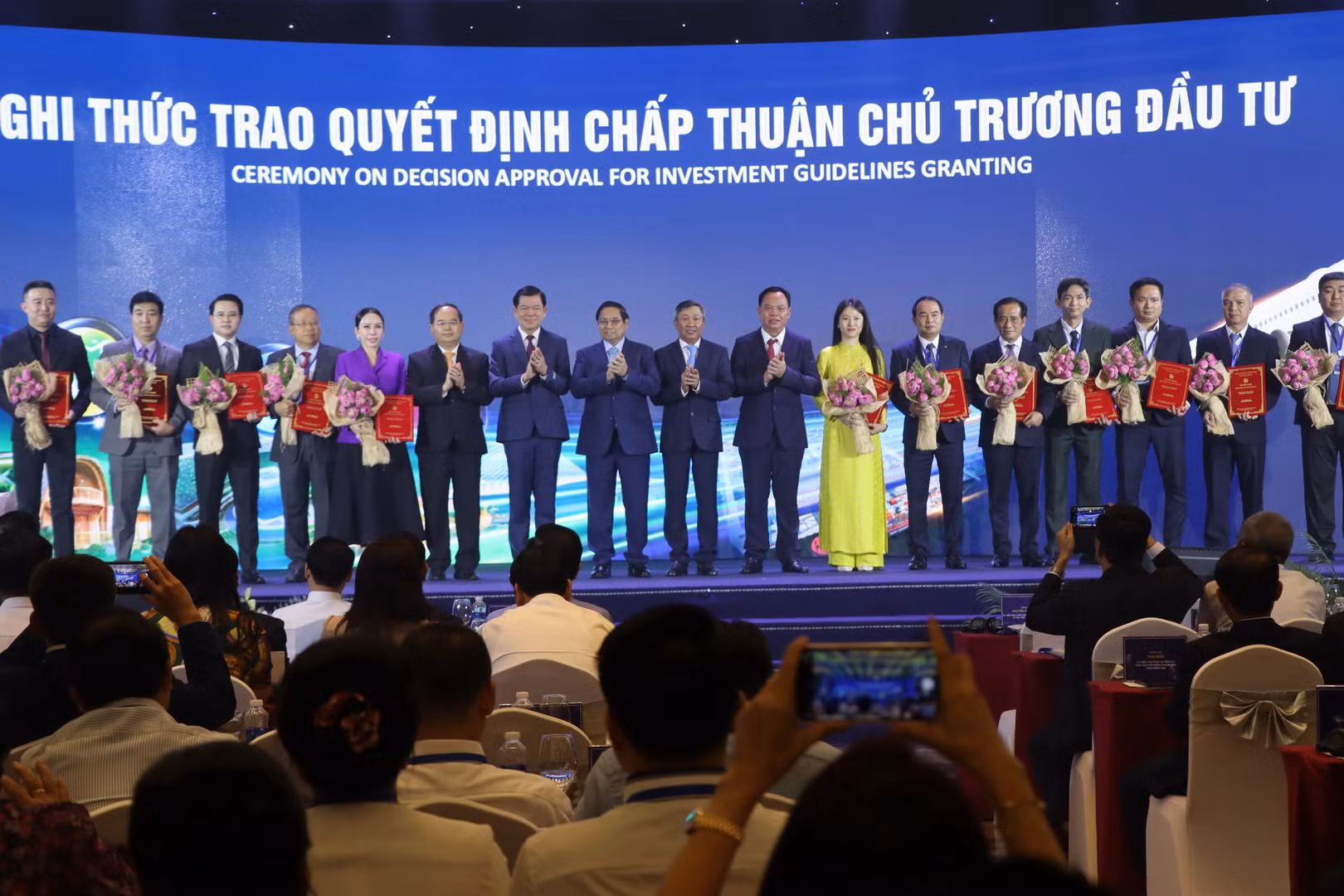 Thủ tướng Phạm Minh Chính chứng kiến lãnh đạo tỉnh Đồng Nai trao quyết định chấp thuận chủ trương đầu tư cho các doanh nghiệp.