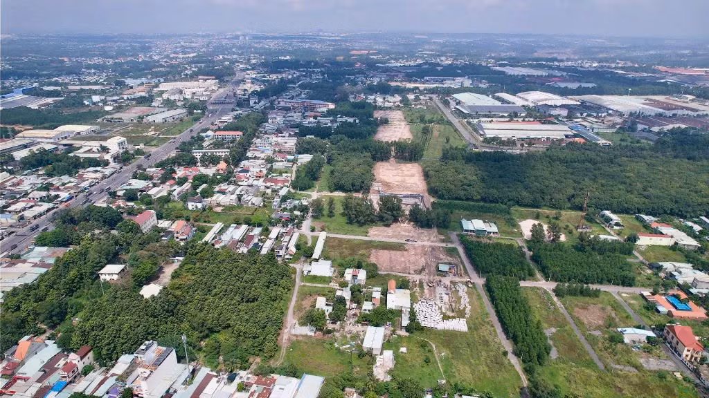 Khó khăn lớn nhất hiện nay là công tác xét tái định cư cho người dân. Bởi lẽ, do mua bán giấy tay, xây dựng nhà trái phép trên đất nông nghiệp nên theo quy định không được xét tái định cư. Tỉnh Đồng Nai đang xem xét giải quyết thuê, mua nhà ở xã hội đối với những trường hợp này. Khó khăn lớn nhất hiện nay là công tác xét tái định cư cho người dân. Bởi lẽ, do mua bán giấy tay, xây dựng nhà trái phép trên đất nông nghiệp nên theo quy định không được xét tái định cư. Tỉnh Đồng Nai đang xem xét giải quyết thuê, mua nhà ở xã hội đối với những trường hợp này.