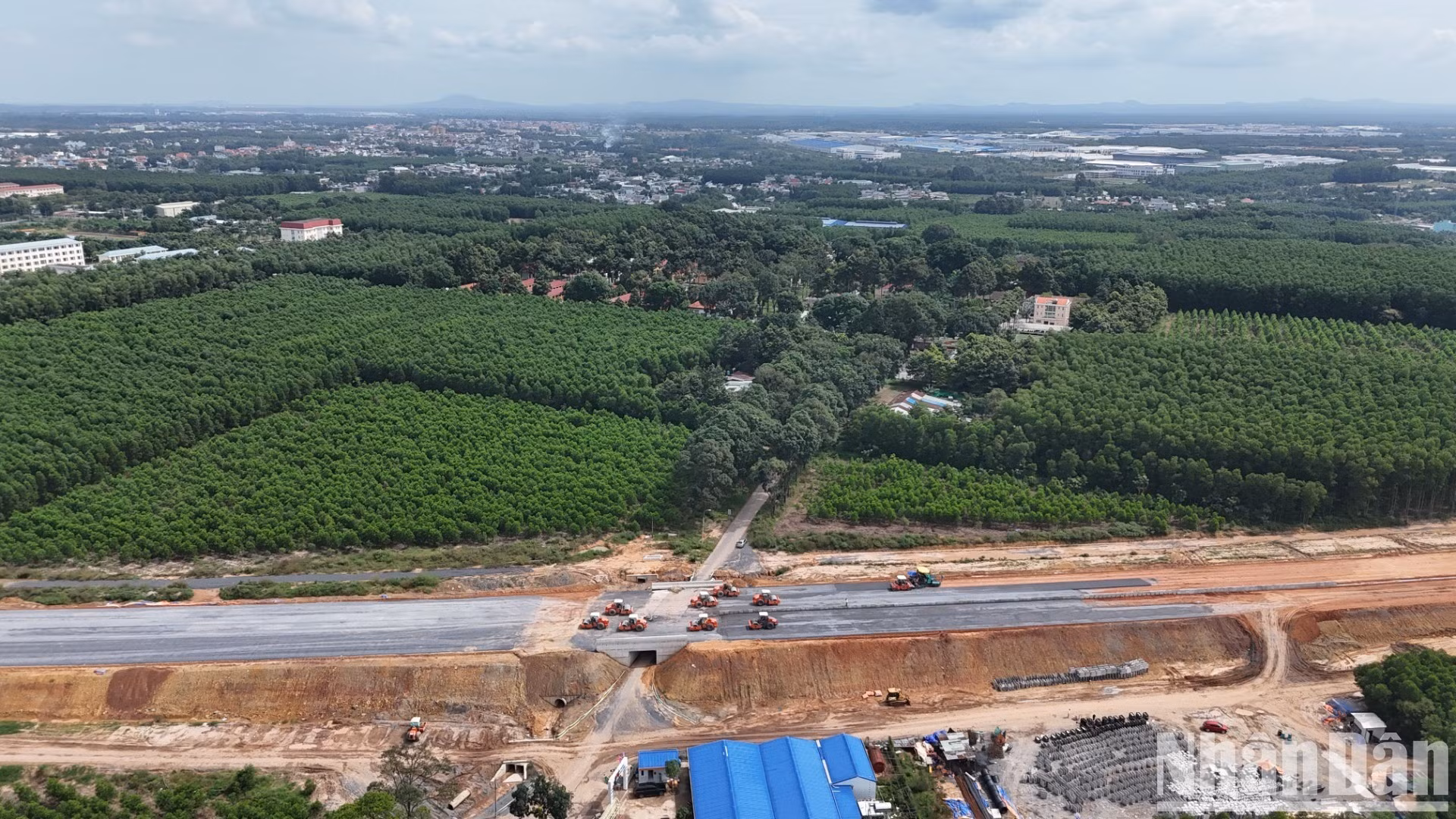 Trước thực trạng trên, lãnh đạo Ủy ban nhân dân tỉnh Đồng Nai giao chính quyền huyện Long Thành và thành phố Biên Hòa rà soát vị trí bàn giao đất, ưu tiên liền thửa và có đường công vụ vào triển khai thi công xây dựng. Trước thực trạng trên, lãnh đạo Ủy ban nhân dân tỉnh Đồng Nai giao chính quyền huyện Long Thành và thành phố Biên Hòa rà soát vị trí bàn giao đất, ưu tiên liền thửa và có đường công vụ vào triển khai thi công xây dựng.