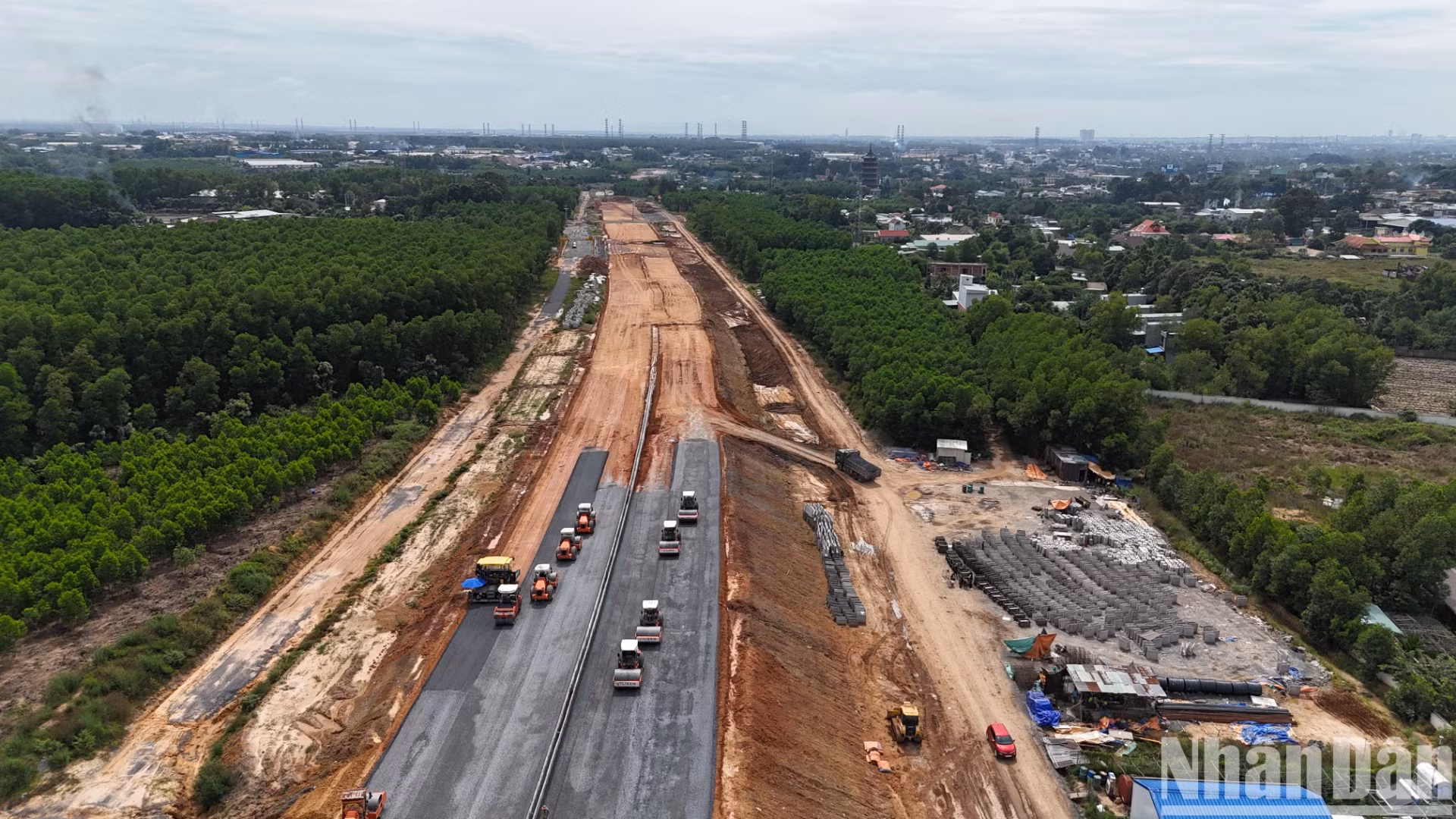 Dự án cao tốc Biên Hòa - Vũng Tàu có chiều dài hơn 53 km đi qua 2 tỉnh Đồng Nai và Bà Rịa - Vũng Tàu. Trong đó, đoạn đi qua tỉnh Đồng Nai dài hơn 34km và tỉnh Bà Rịa - Vũng Tàu dài 19,5km. Trong giai đoạn 1, tuyến cao tốc này có 4 đến 6 làn xe (tùy theo đoạn tuyến), với tổng vốn đầu tư 17.829 tỷ đồng. Dự án cao tốc Biên Hòa - Vũng Tàu có chiều dài hơn 53 km đi qua 2 tỉnh Đồng Nai và Bà Rịa - Vũng Tàu. Trong đó, đoạn đi qua tỉnh Đồng Nai dài hơn 34km và tỉnh Bà Rịa - Vũng Tàu dài 19,5km. Trong giai đoạn 1, tuyến cao tốc này có 4 đến 6 làn xe (tùy theo đoạn tuyến), với tổng vốn đầu tư 17.829 tỷ đồng.