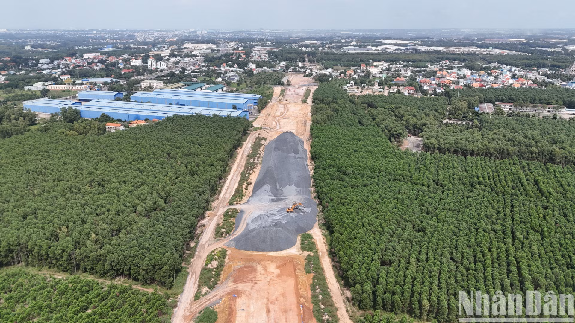 Tuy nhiên, đa số mặt bằng bàn giao theo kiểu "da beo", không liên tục và nhiều vị trí khó có đường tiếp cận đến vị trí bàn giao mặt bằng để triển khai thi công. Cụ thể, đoạn qua thành phố Biên Hòa không thi công được hơn 19ha trong số hơn 26ha đã bàn giao; tương tự, huyện Long Thành ách tắc thi công 23ha trong số 48ha đã bàn giao. Tuy nhiên, đa số mặt bằng bàn giao theo kiểu "da beo", không liên tục và nhiều vị trí khó có đường tiếp cận đến vị trí bàn giao mặt bằng để triển khai thi công. Cụ thể, đoạn qua thành phố Biên Hòa không thi công được hơn 19ha trong số hơn 26ha đã bàn giao; tương tự, huyện Long Thành ách tắc thi công 23ha trong số 48ha đã bàn giao.