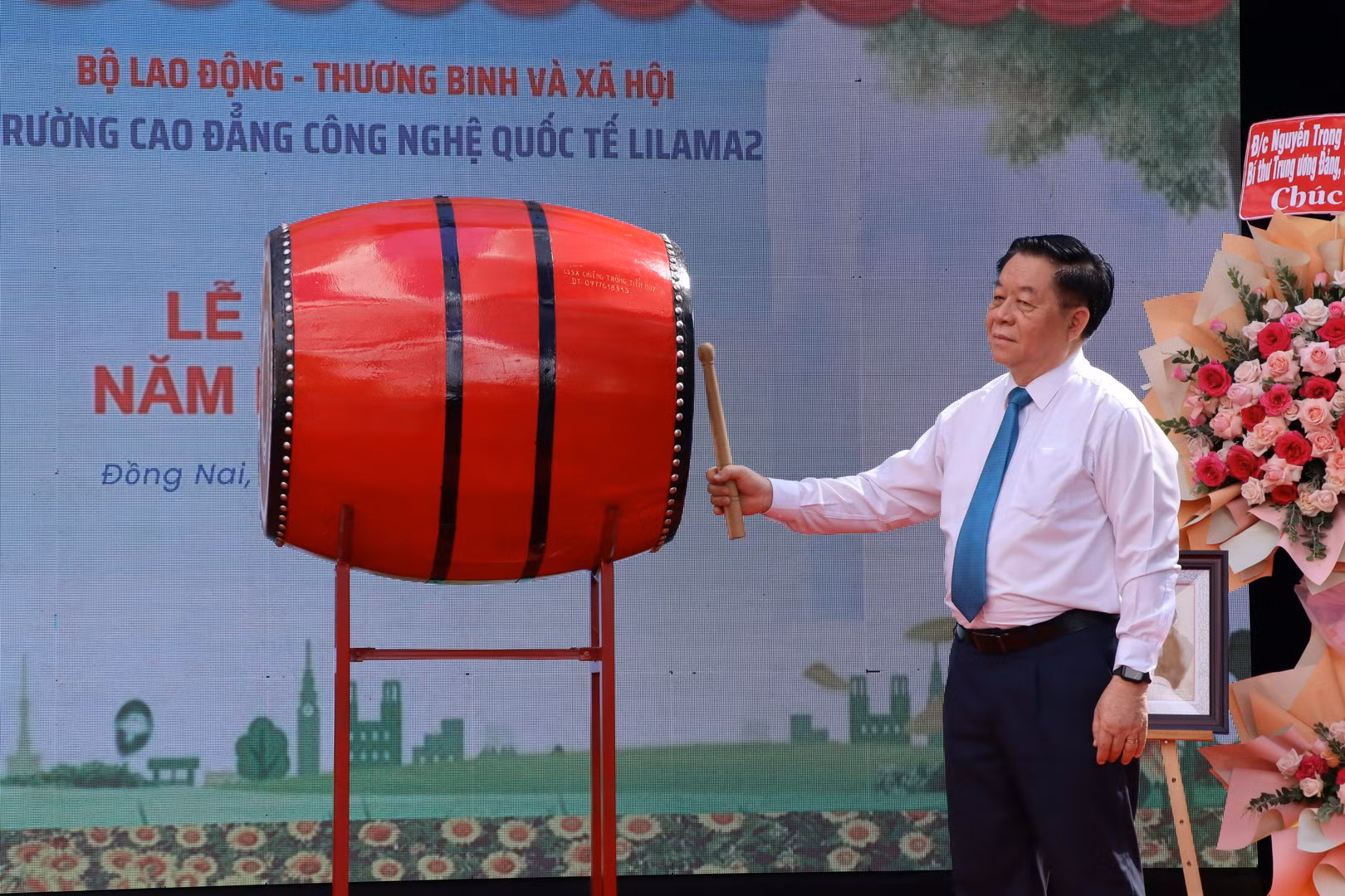 Đồng chí Nguyễn Trọng Nghĩa đánh trống khai giảng năm học mới tại Trường cao đẳng quốc tế Lilama 2.