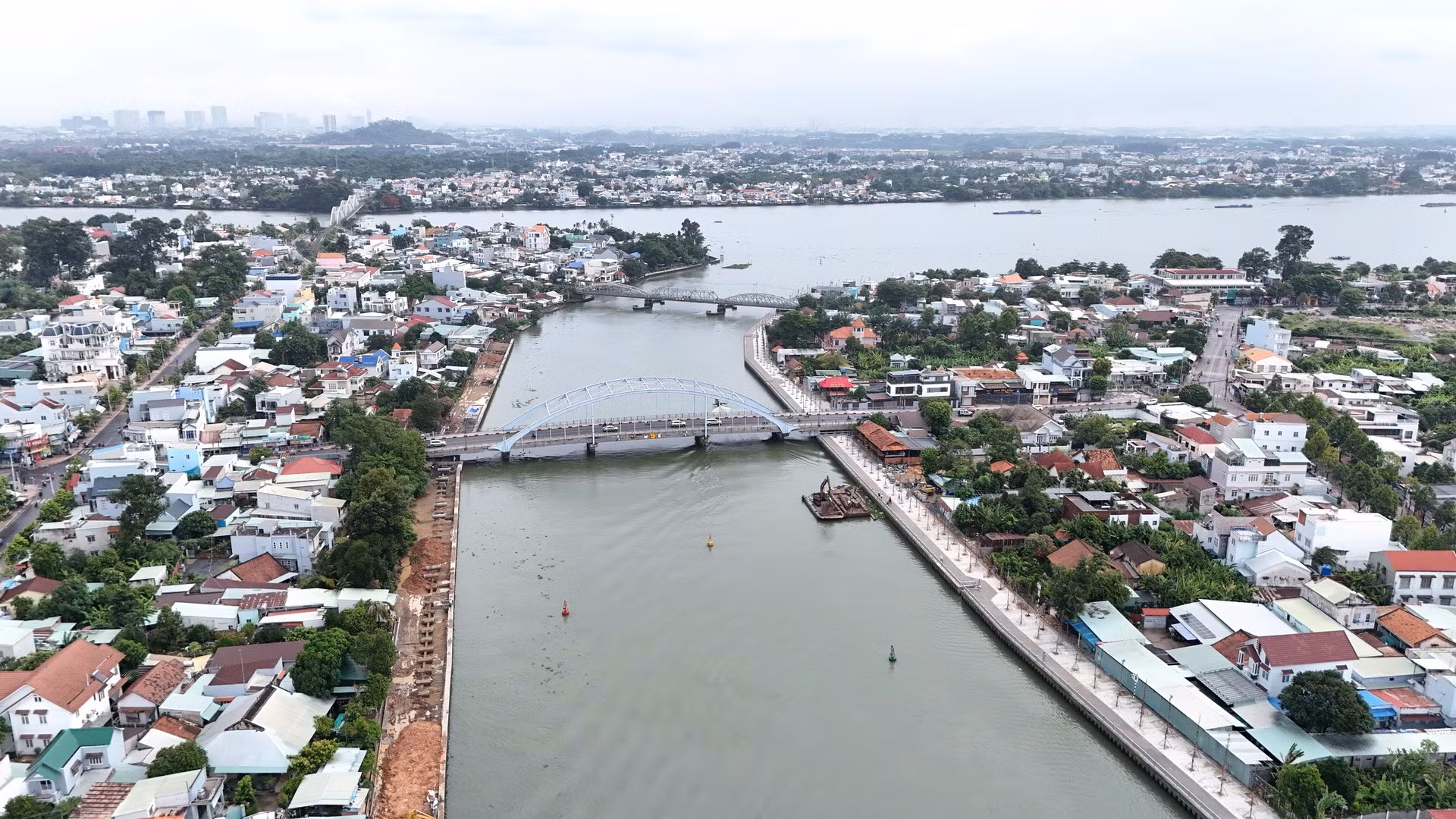 Bờ kè gia cố được đầu tư xây dựng để mở ra không gian phát triển hướng sông Đồng Nai cho đô thị Biên Hòa. Bờ kè gia cố được đầu tư xây dựng để mở ra không gian phát triển hướng sông Đồng Nai cho đô thị Biên Hòa.