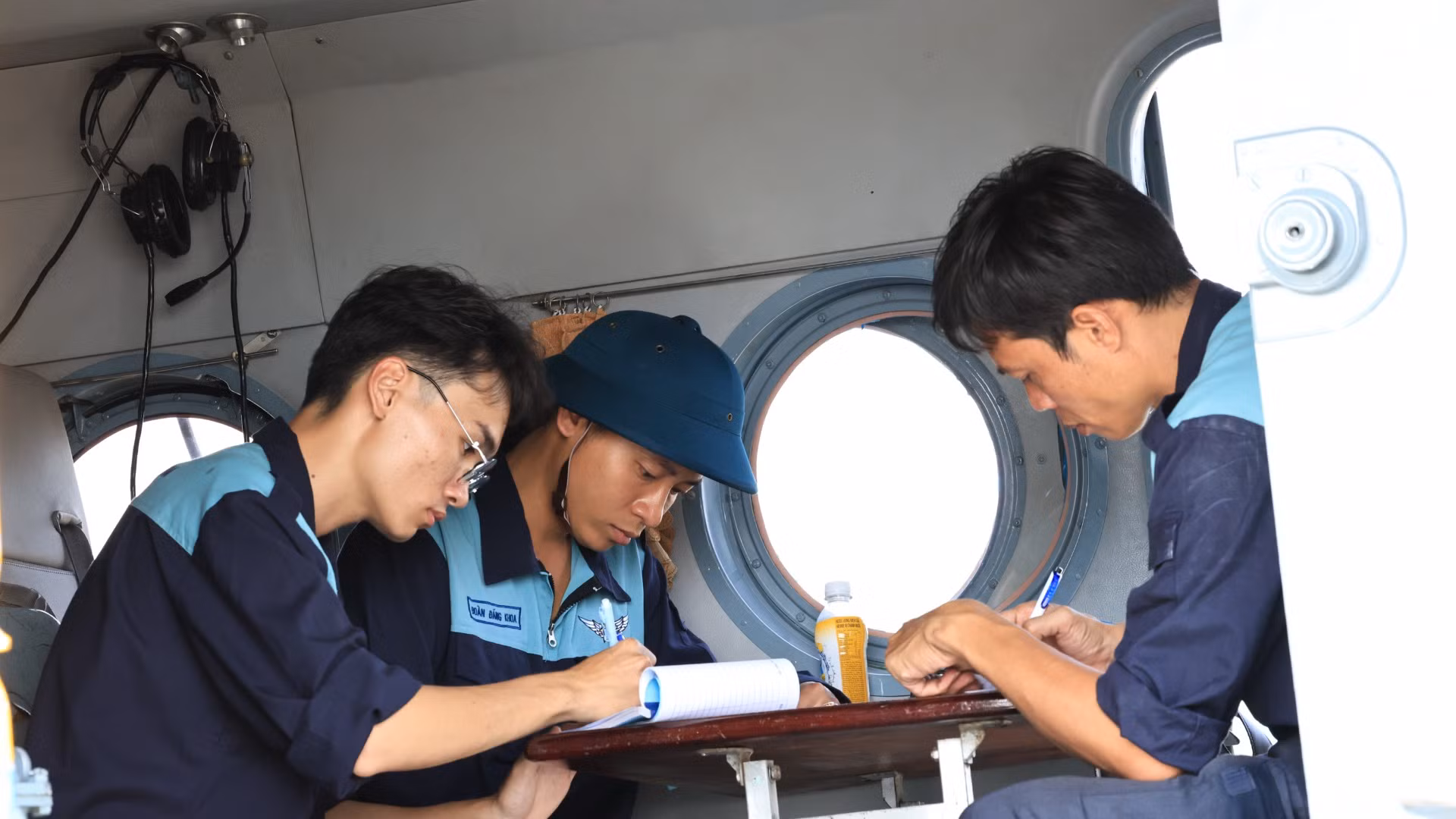Đội ngũ kỹ thuật ghi chép các thông số. Đội ngũ kỹ thuật ghi chép các thông số.