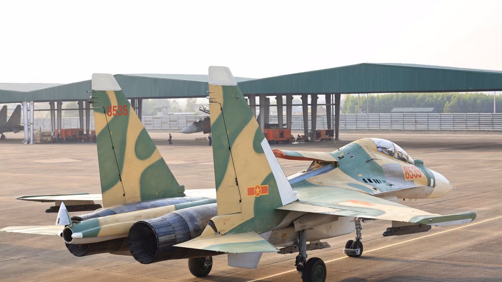 Tiêm kích Su30-MK2 sau khi hạ cánh, kết thúc bài tập luyện.