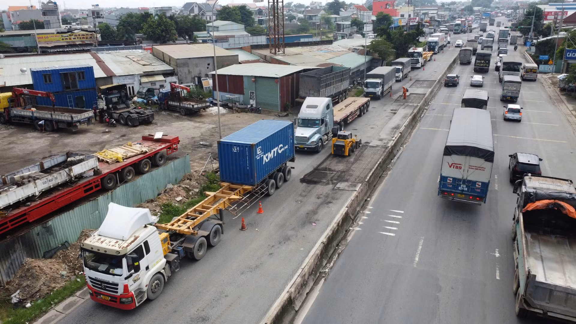 Khoảng 500m trên Quốc lộ 51 đoạn trước khu du lịch Sơn Tiên được tạm đóng để sửa chữa.