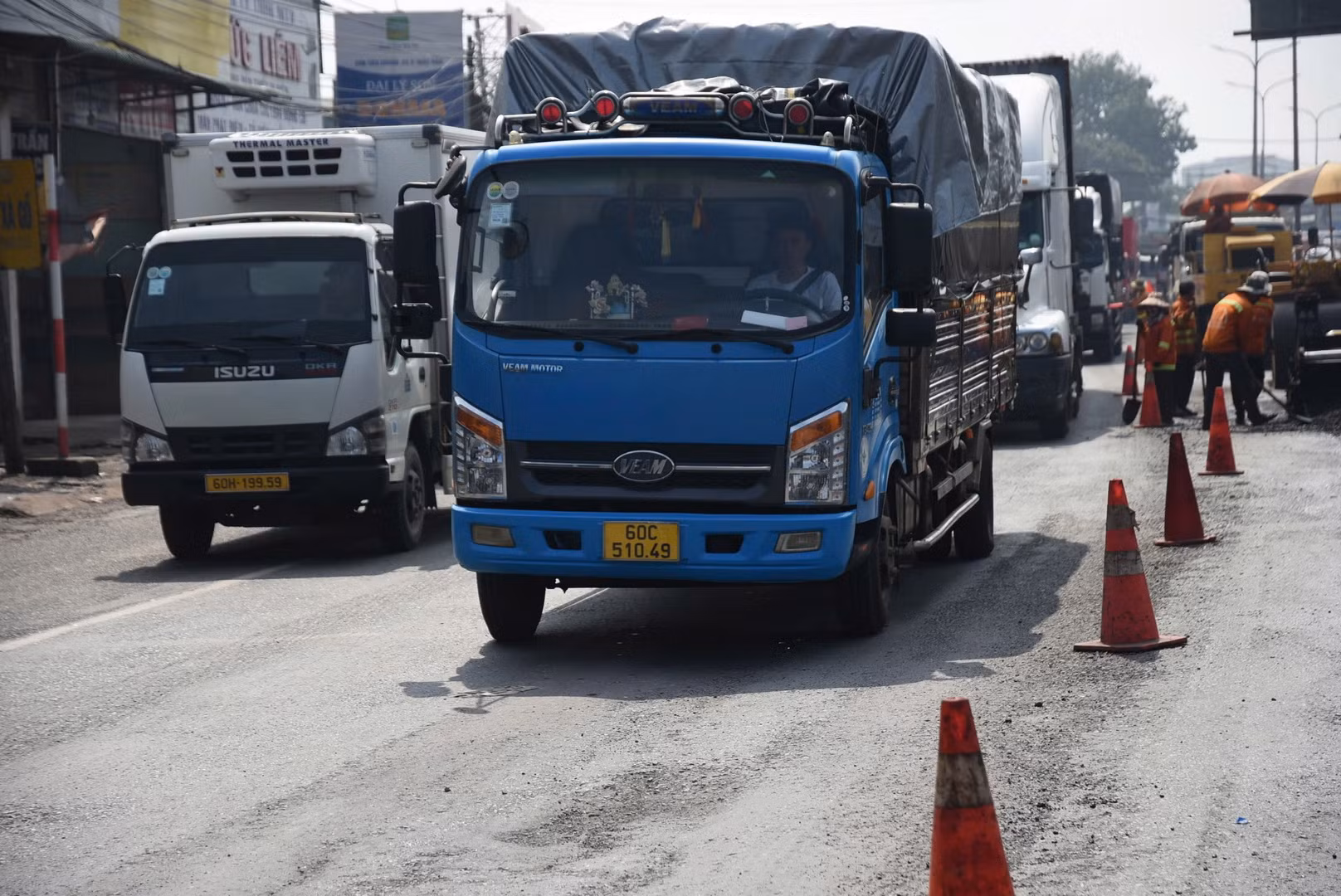 Việc thi công khiến các phương tiện lưu thông trên Quốc lộ 51 hướng từ huyện Long Thành đi thành phố Biên Hòa phải vào đường Bùi Văn Hòa, sau đó đến vòng xoay cổng 11 để ra Quốc lộ 51 trở lại. Việc thi công khiến các phương tiện lưu thông trên Quốc lộ 51 hướng từ huyện Long Thành đi thành phố Biên Hòa phải vào đường Bùi Văn Hòa, sau đó đến vòng xoay cổng 11 để ra Quốc lộ 51 trở lại.